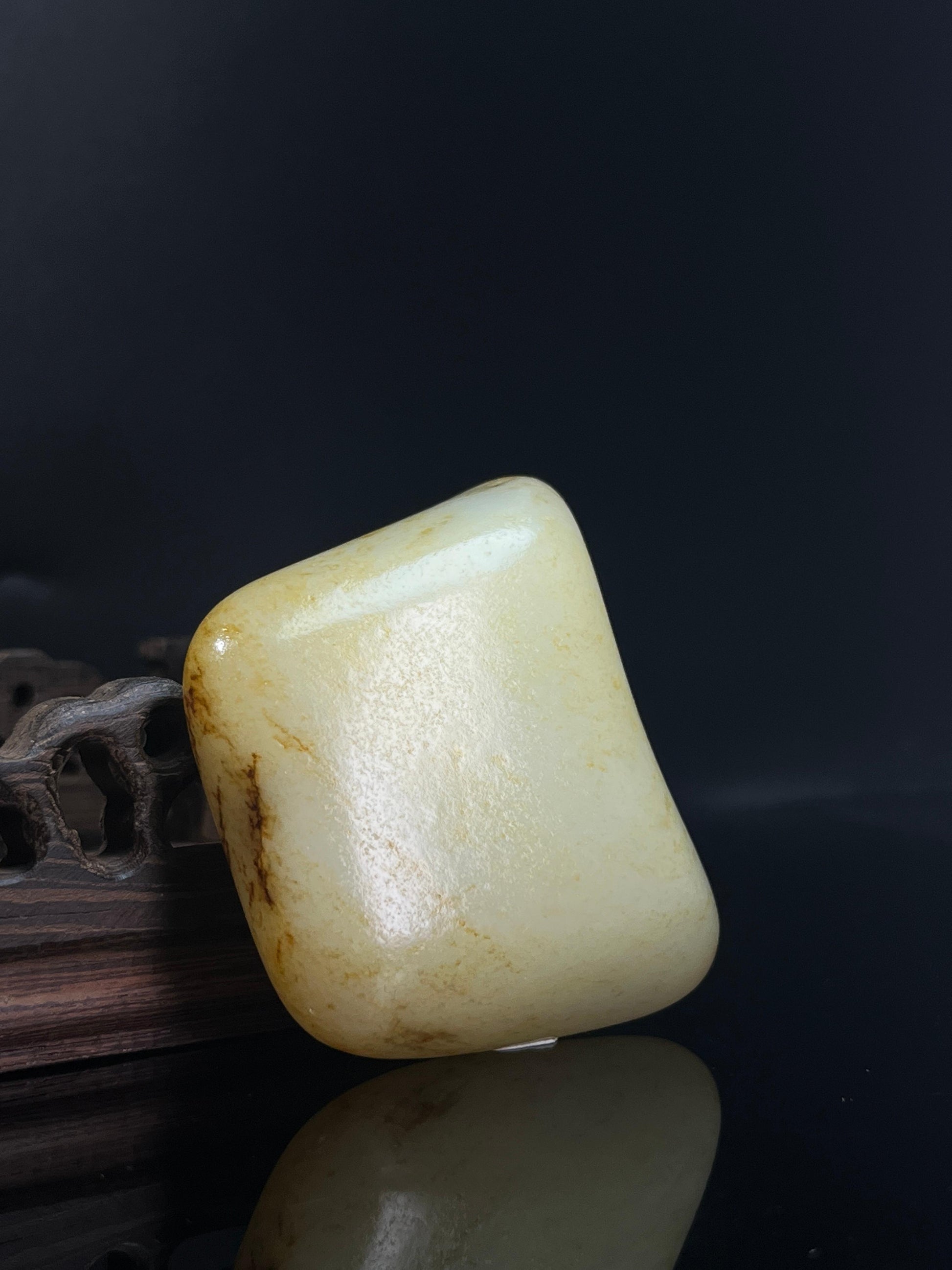 新疆和田玉籽料原石洒金皮元宝状小摆件（yc236641）