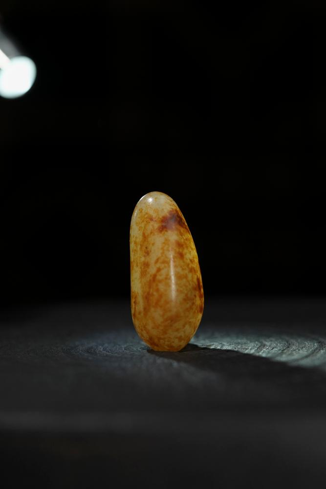 新疆和田玉洒金皮水滴形籽料原石挂件（yc233424）