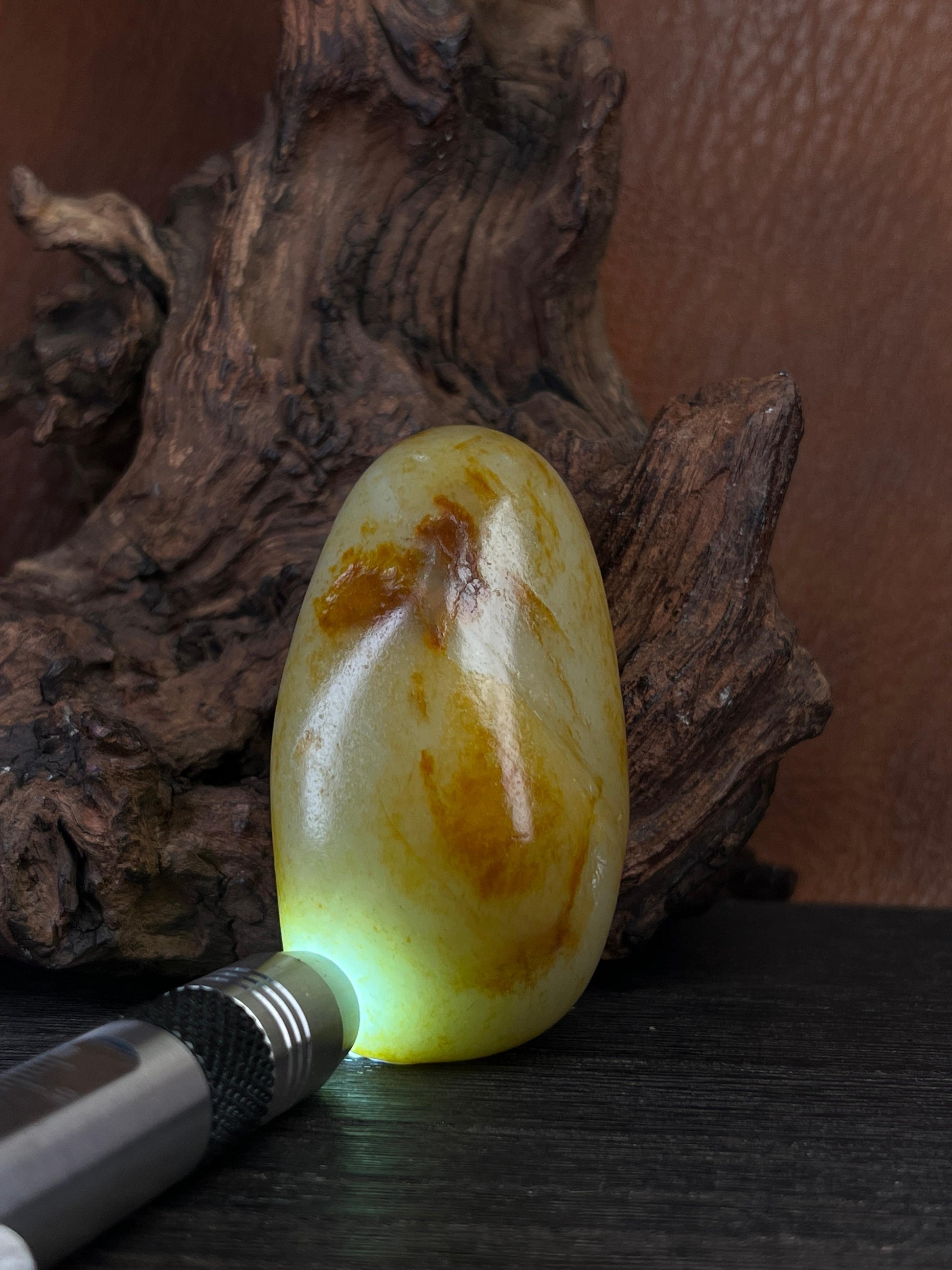 和田玉聚黄带洒金皮籽料手把件（yc227794）