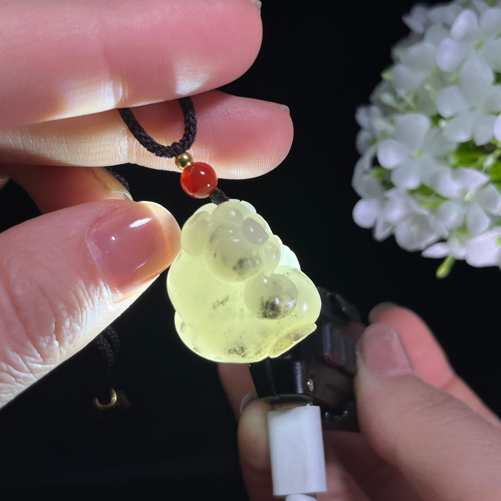 和田玉带墨青花“福猪卧福”籽料雕刻挂件（yc284643）