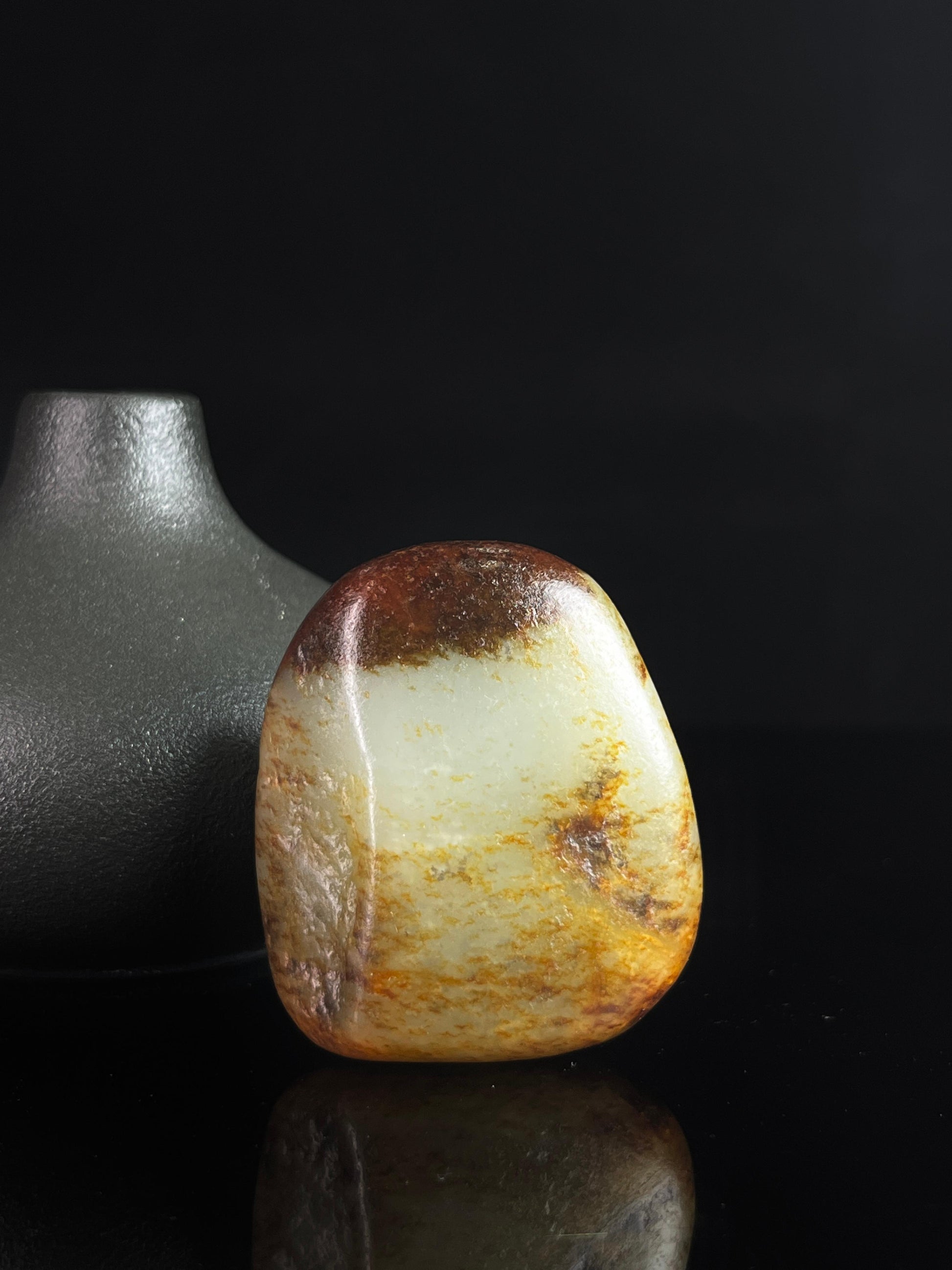 新疆和田白玉顶聚红带意境洒金籽料原石小手把件（yc231676）