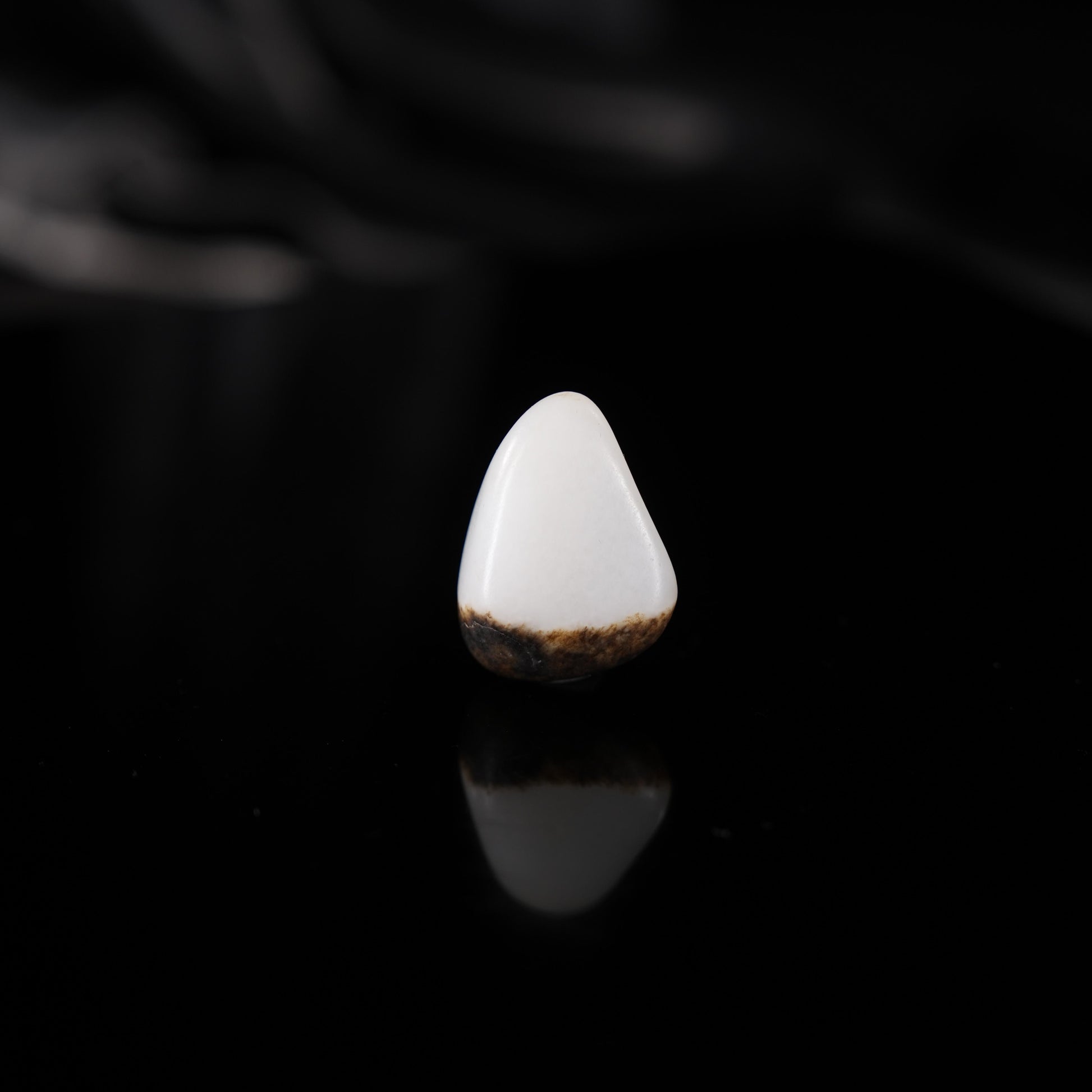 新疆和田玉“黑檐承雪”白玉秋梨聚黑皮籽料（yc450613）