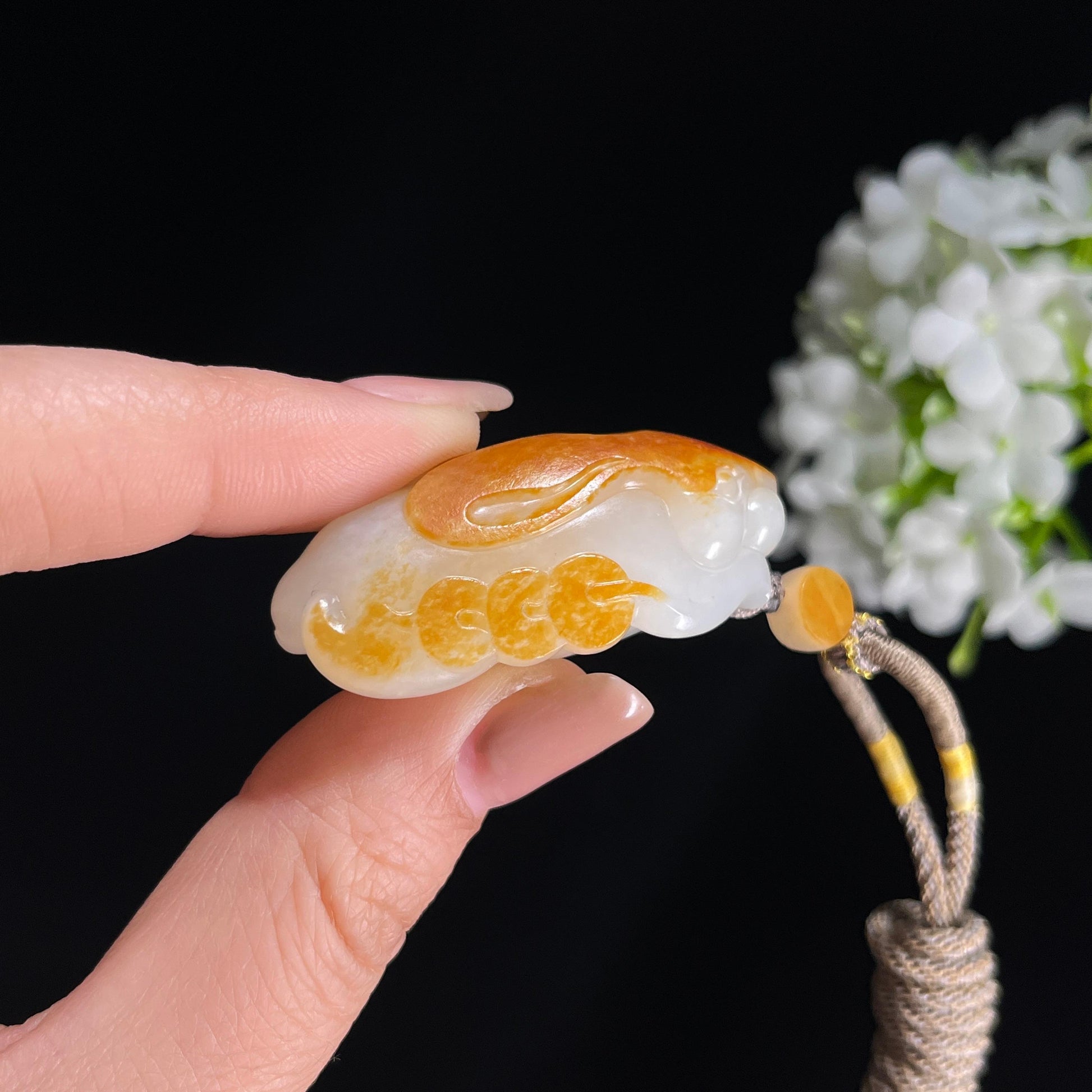 新疆天然和田玉白玉红皮籽料兔雕刻挂件（yc379511）