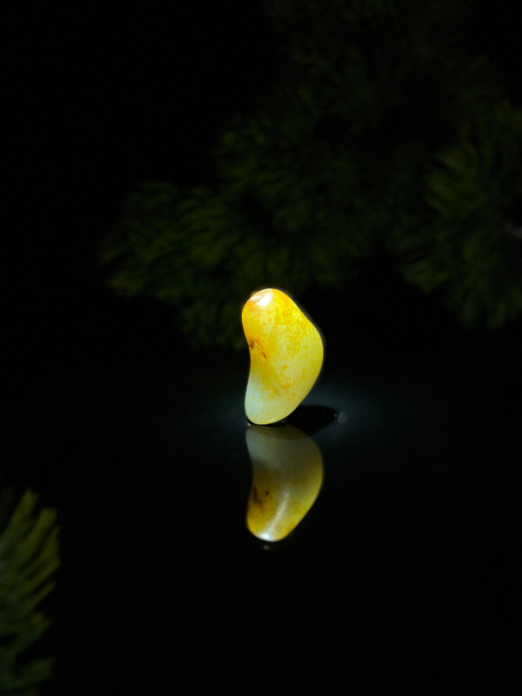 新疆和田玉白玉红皮洒金皮珍品弯月型挂件籽（yc507131）