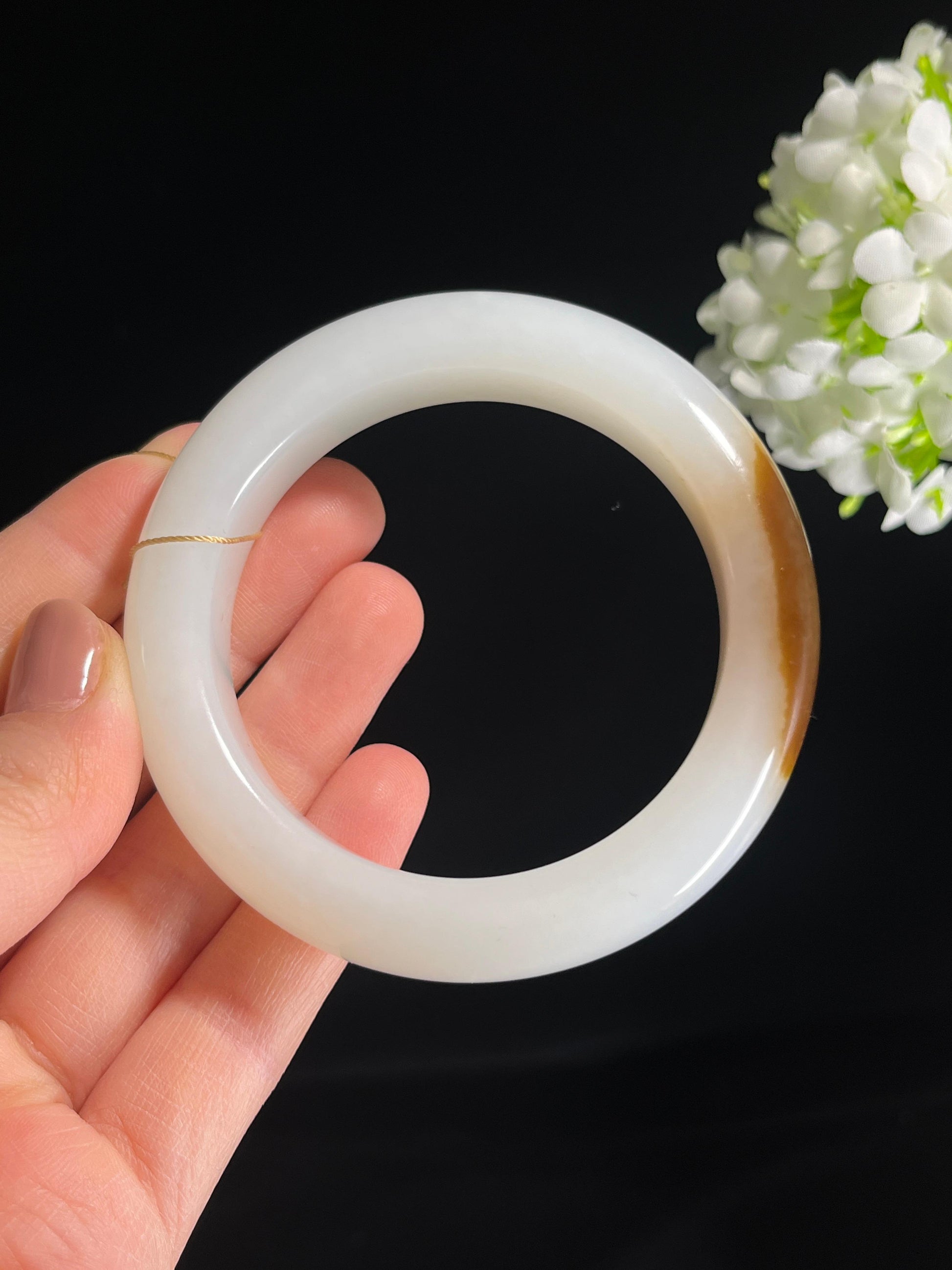 新疆天然和田玉“暖珀凝霜”且末糖白收藏级手镯（卡57）（yc278448）