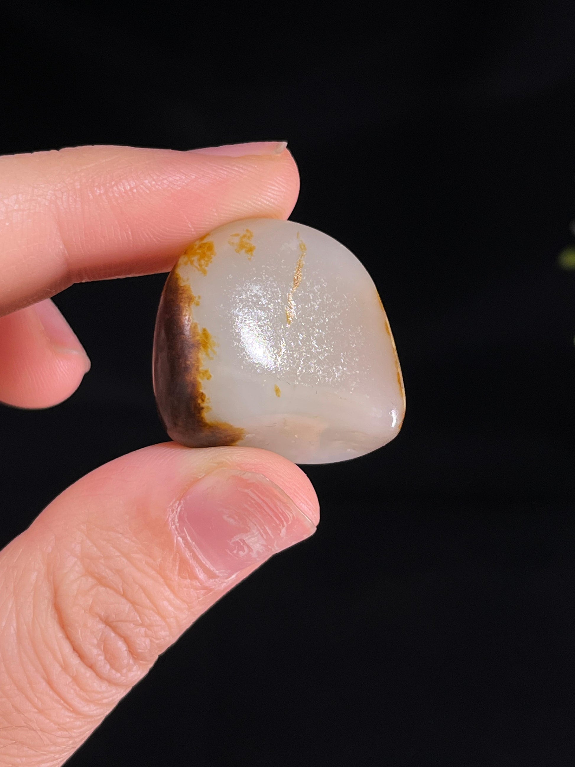 和田玉黑皮白肉籽料原石（yc249833）