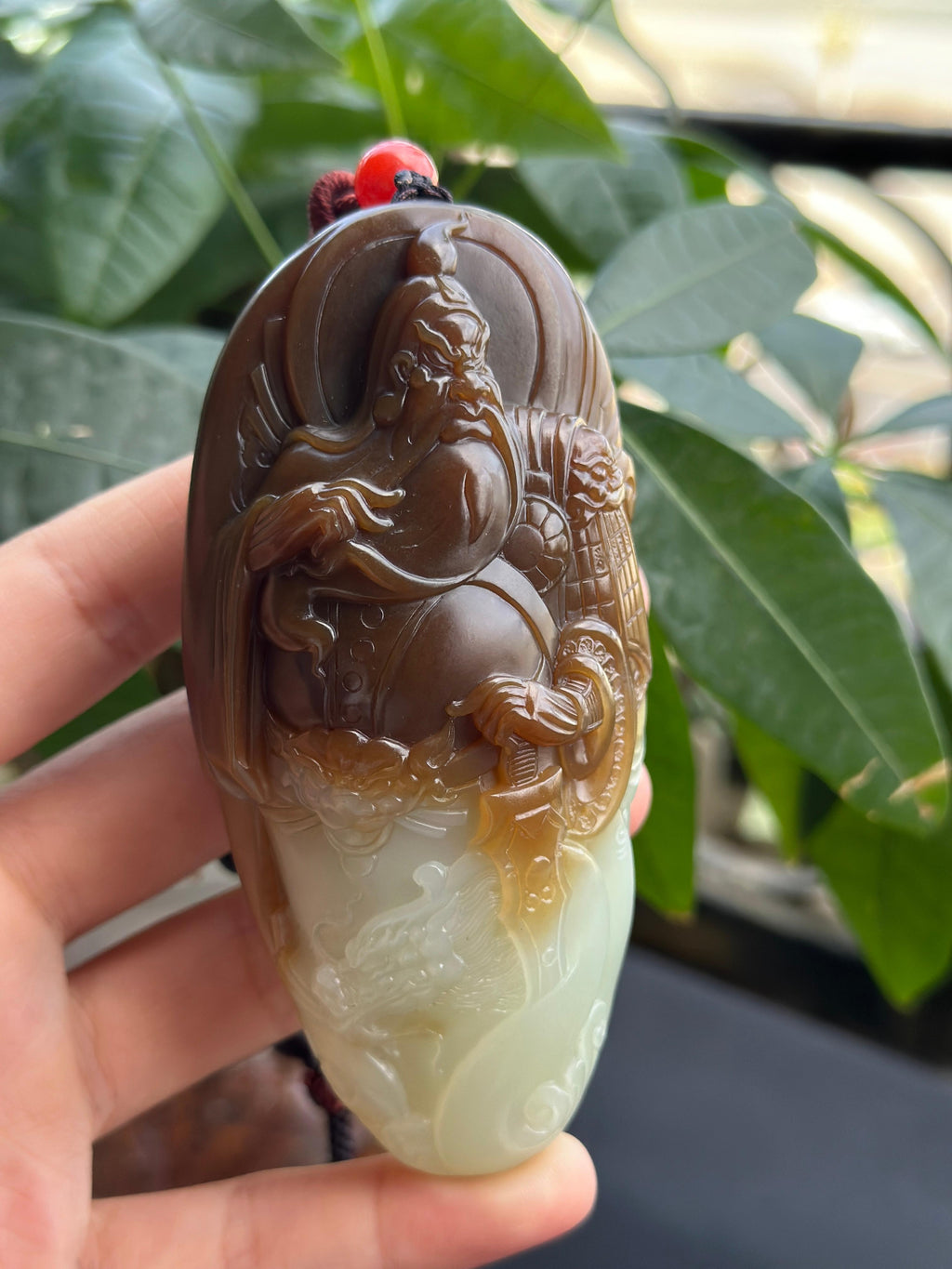 新疆珍品且末糖白玉御龙关公俏色巧雕手把件（yc709775）