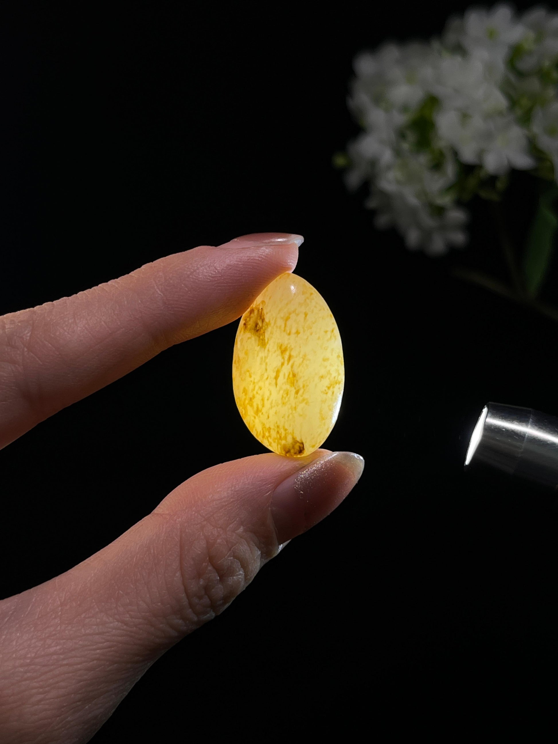 新疆和田玉洒金皮水滴型籽料原石（yc250771）