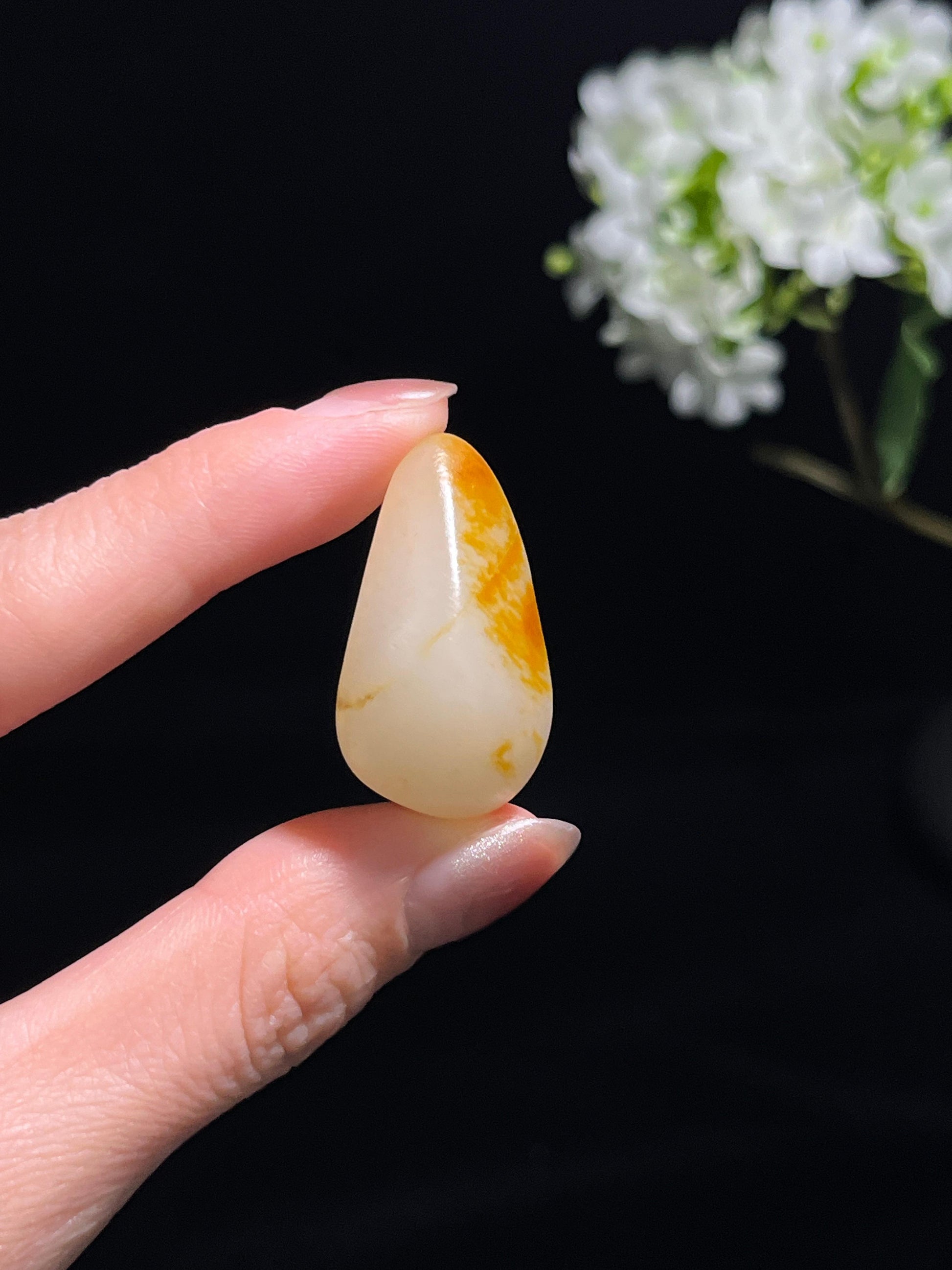 新疆和田玉意境鸡油黄皮籽料原石（yc250781）