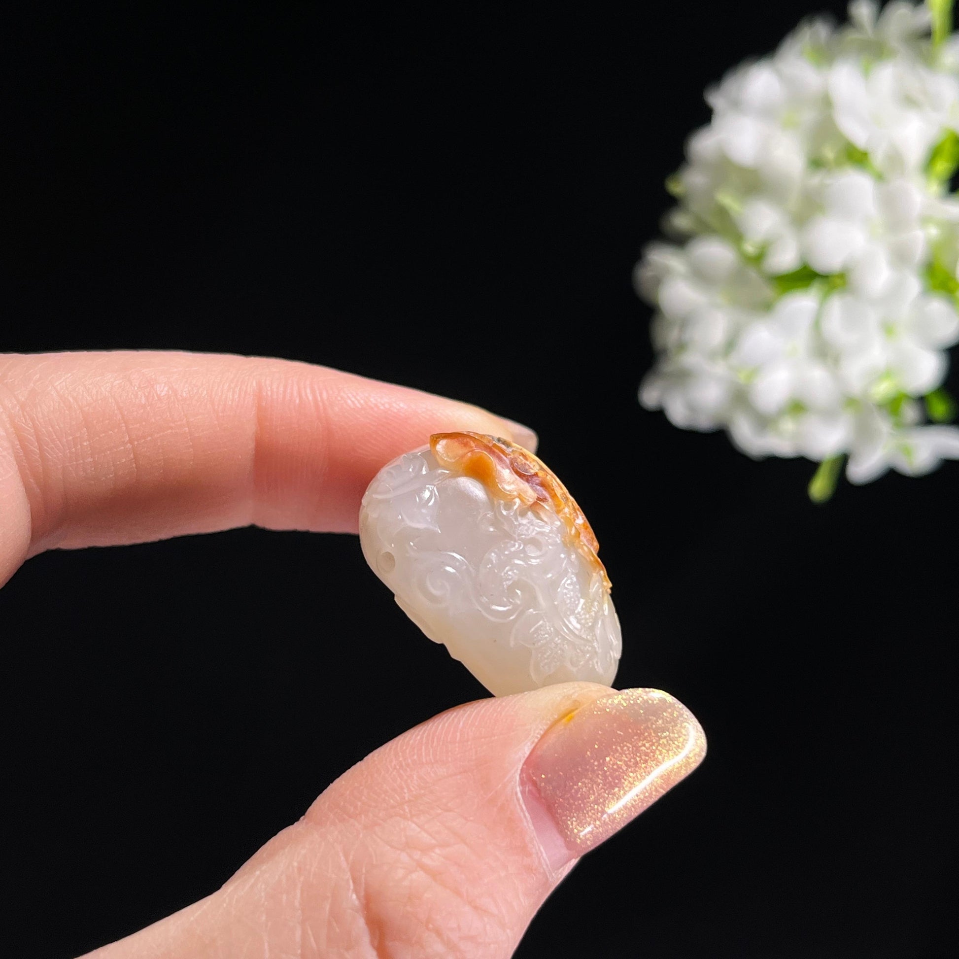 和田玉籽料“金蝶戏花”雕刻挂件（yc303422）