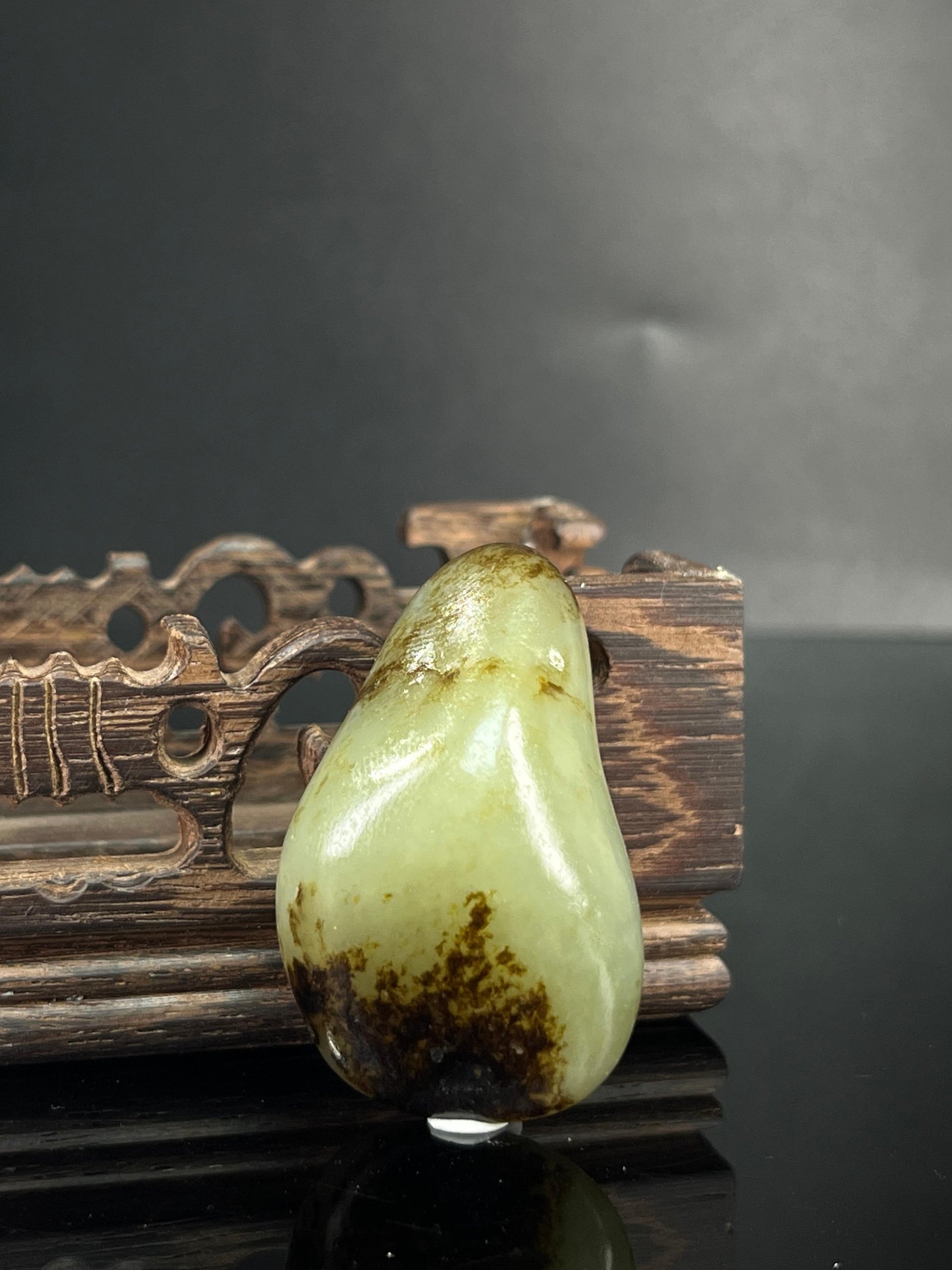 新疆和田青玉带秋梨皮籽料原石挂件（yc240478）