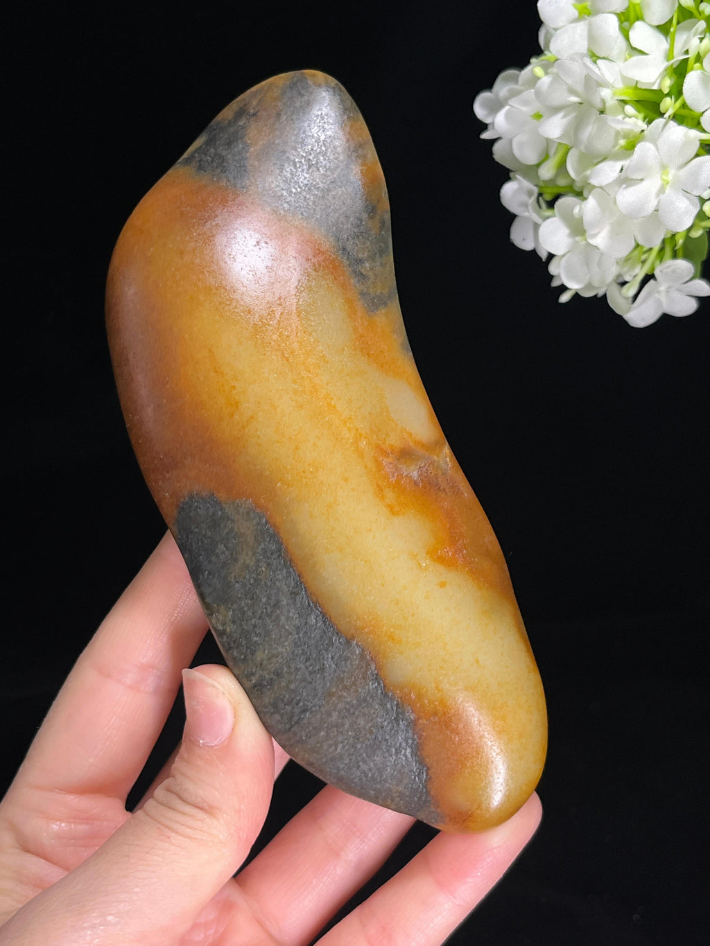 新疆和田玉三色皮特色“飞旋逐运”籽料原石（yc255461）