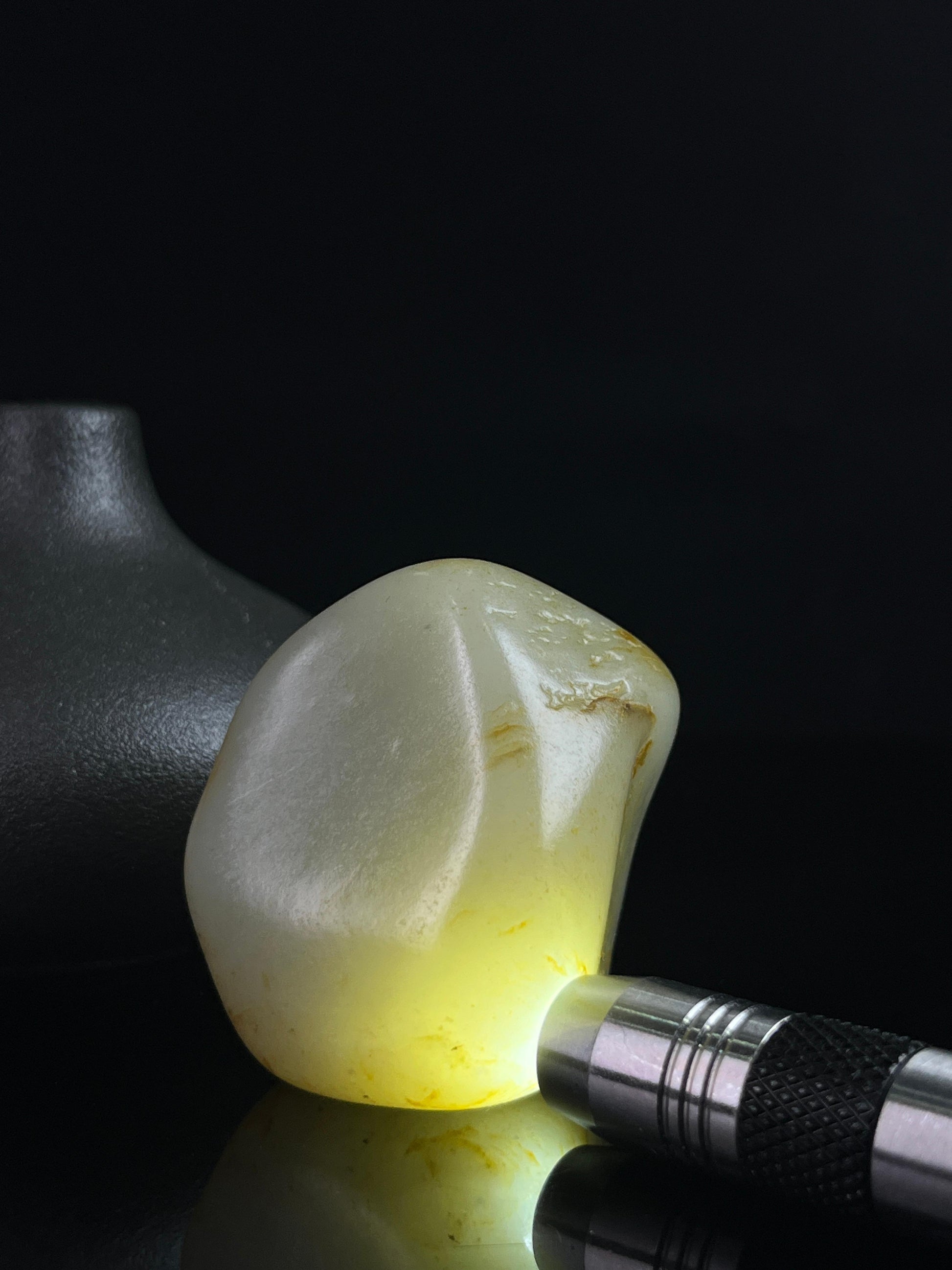 新疆和田玉白玉洒金皮籽料原石小手把（yc231678）