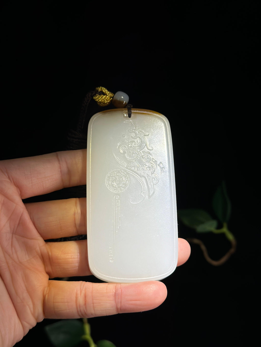 和田玉.天然白玉带皮巧色牌吊坠（yc776375）
