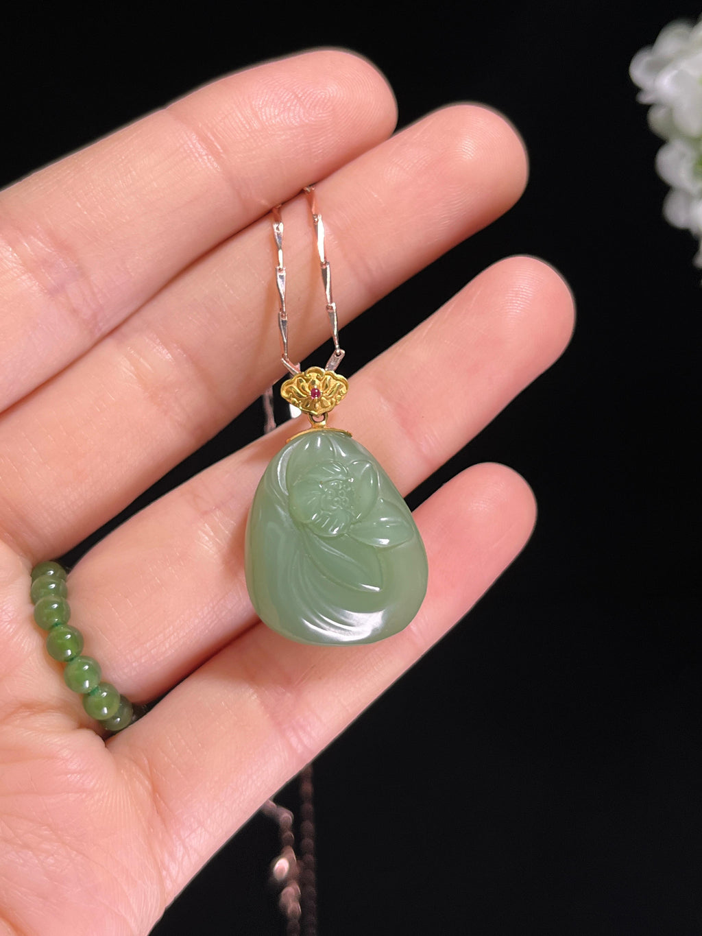 新疆天然和田玉青玉18k金镶荷花雕刻吊坠（yc260417）