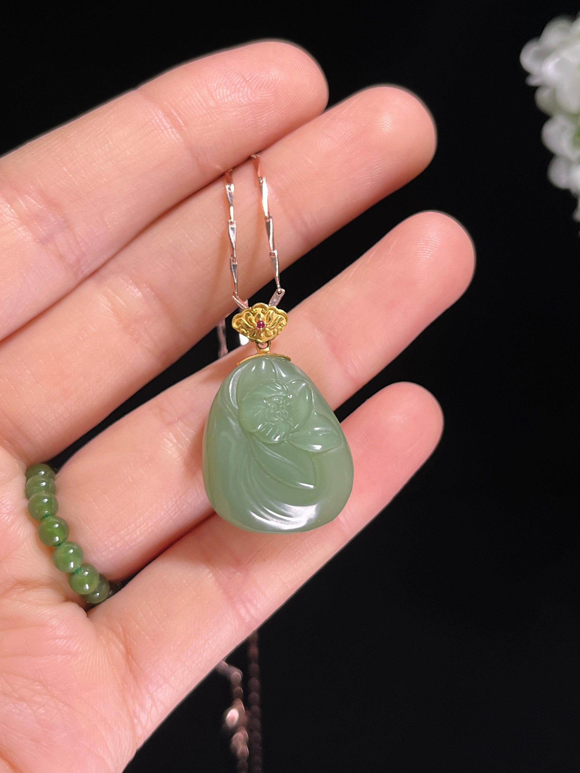 新疆天然和田玉青玉18k金镶荷花雕刻吊坠（yc260417）