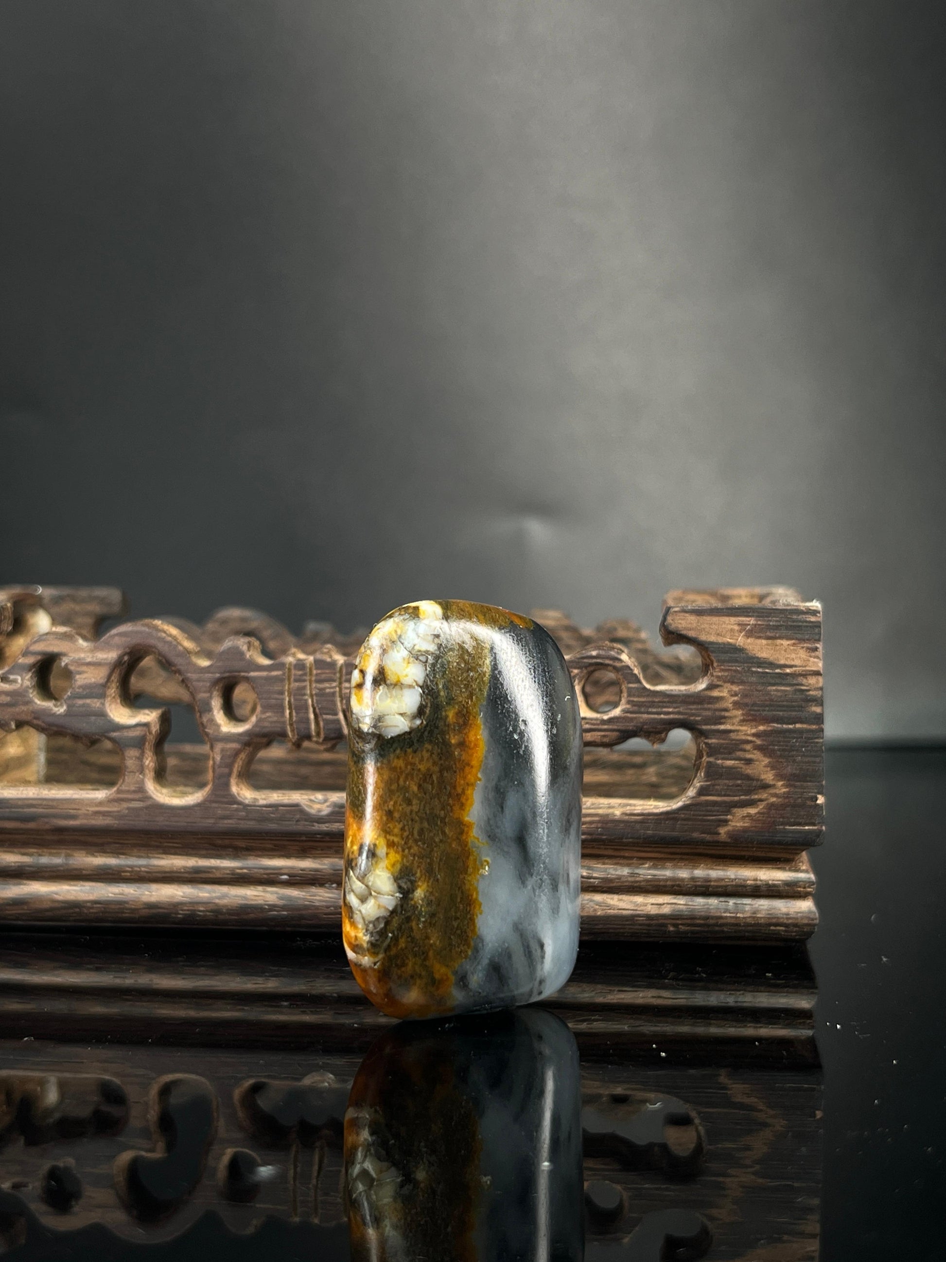 新疆和田玉青花聚黑红特色籽料原石挂件（yc240517）