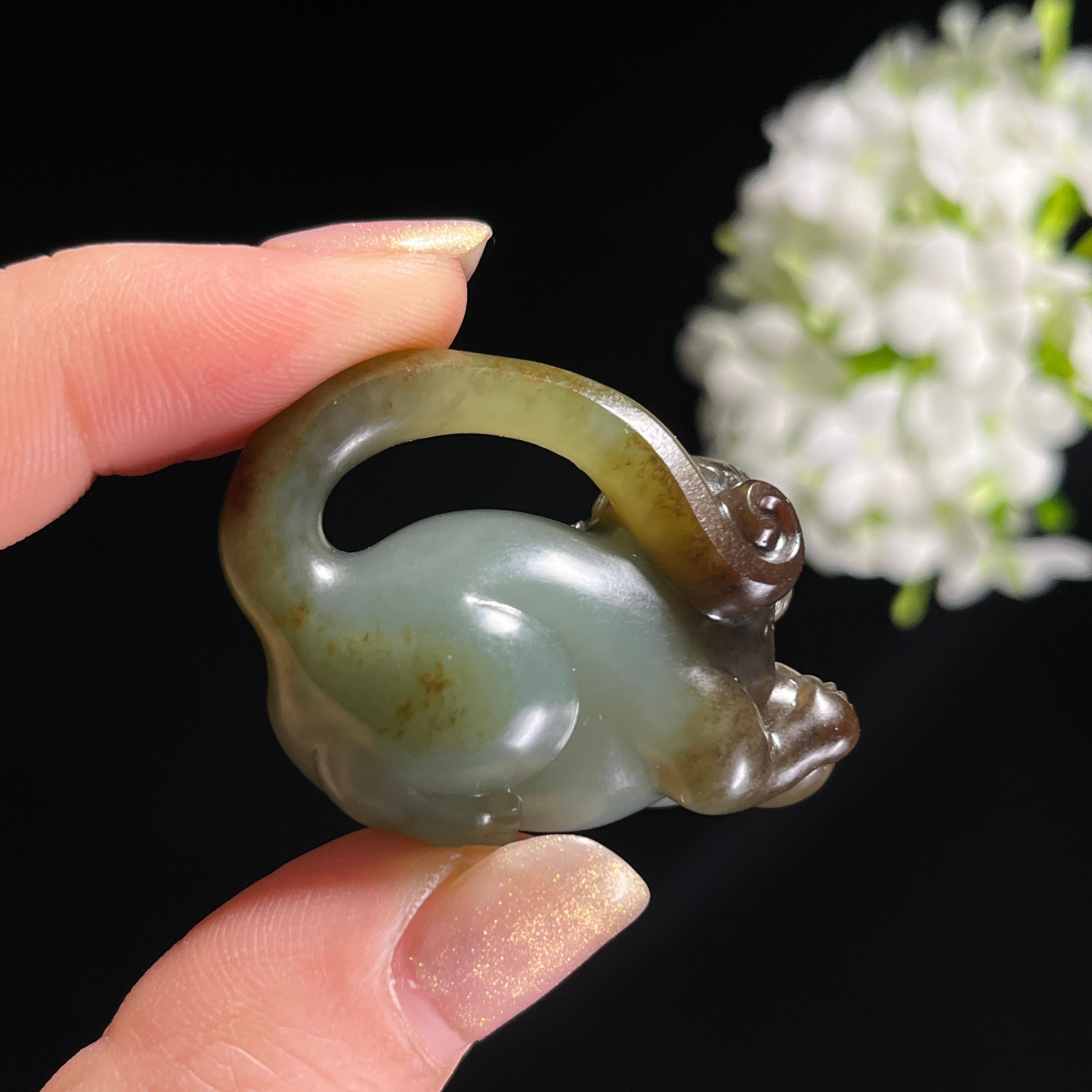 和田玉青玉秋梨皮“青岫灵猿”雕刻挂件（yc303386） – 添福玉器