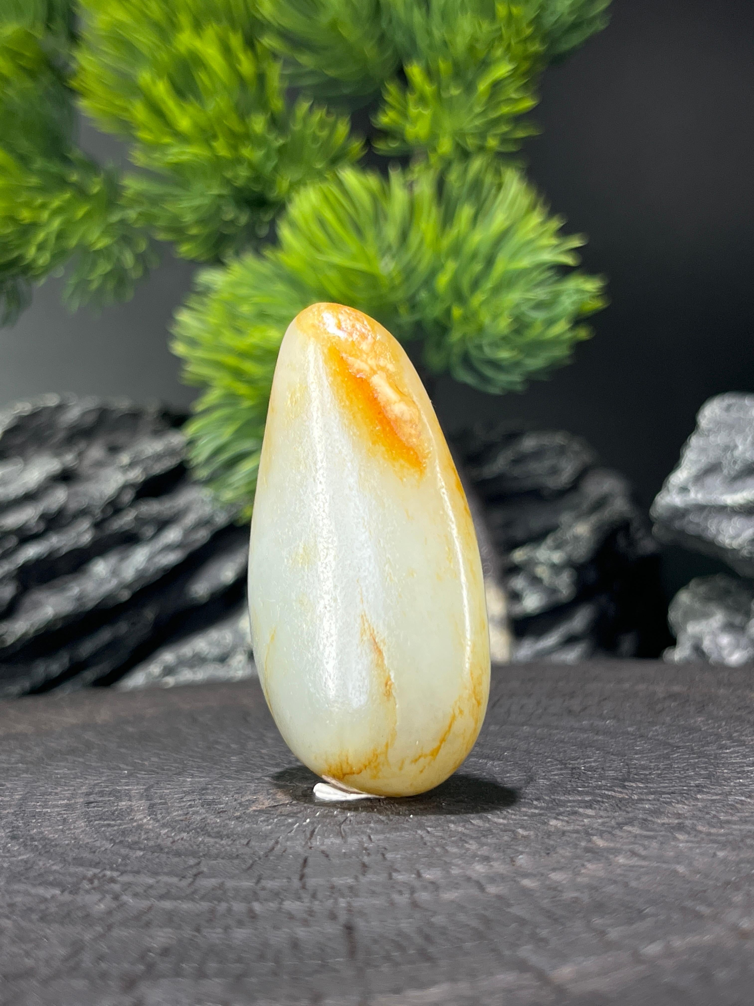 和田玉水滴形白玉聚红黄皮籽料原石挂坠（yc224587） – 添福玉器