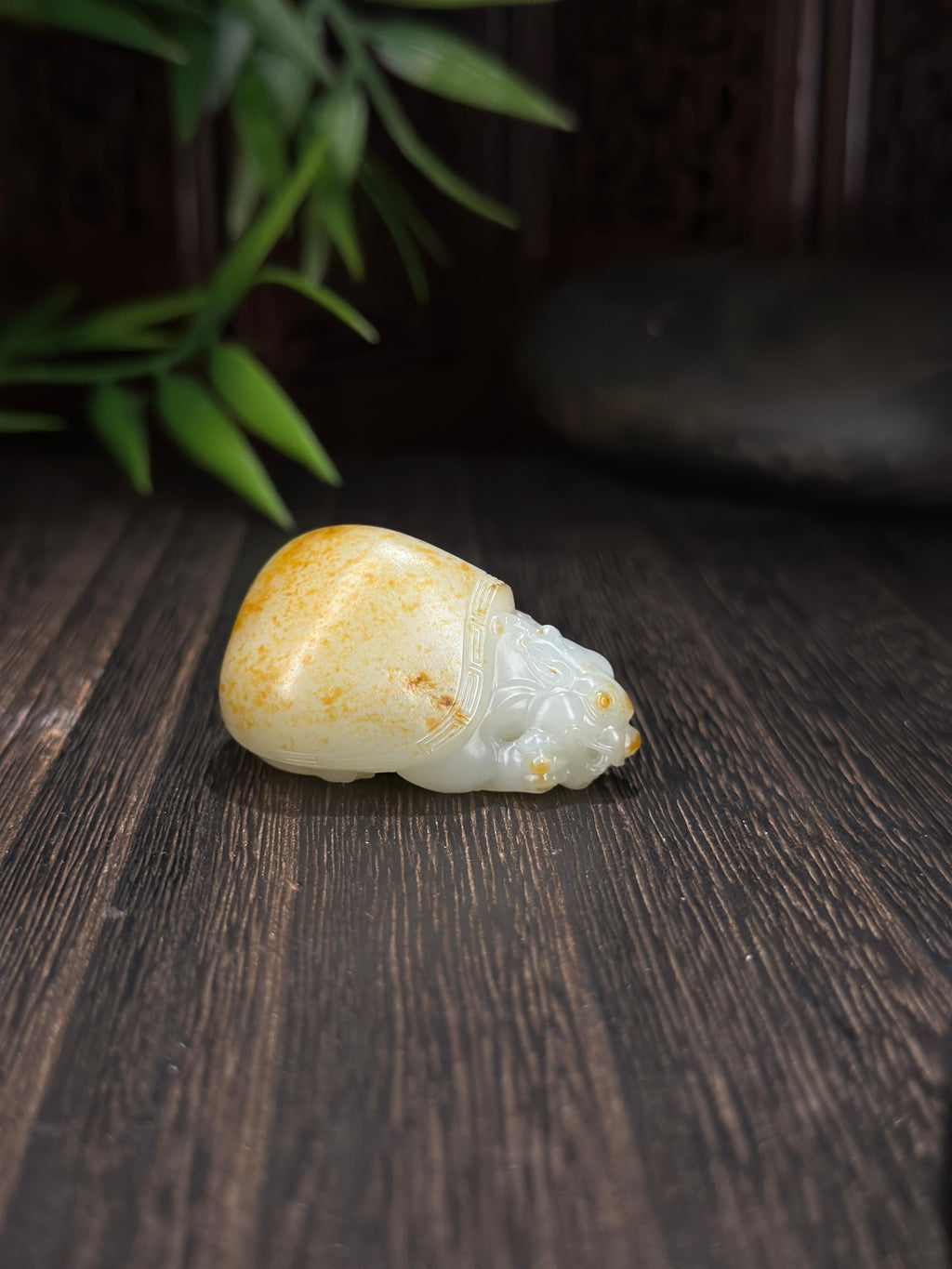 新疆和田玉精品白玉洒金皮籽料龙龟挂件（yc712173）