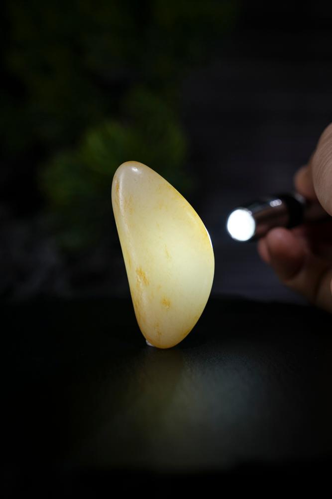 新疆和田玉洒金皮白肉“月梭玉”籽料原石挂坠（yc230255）