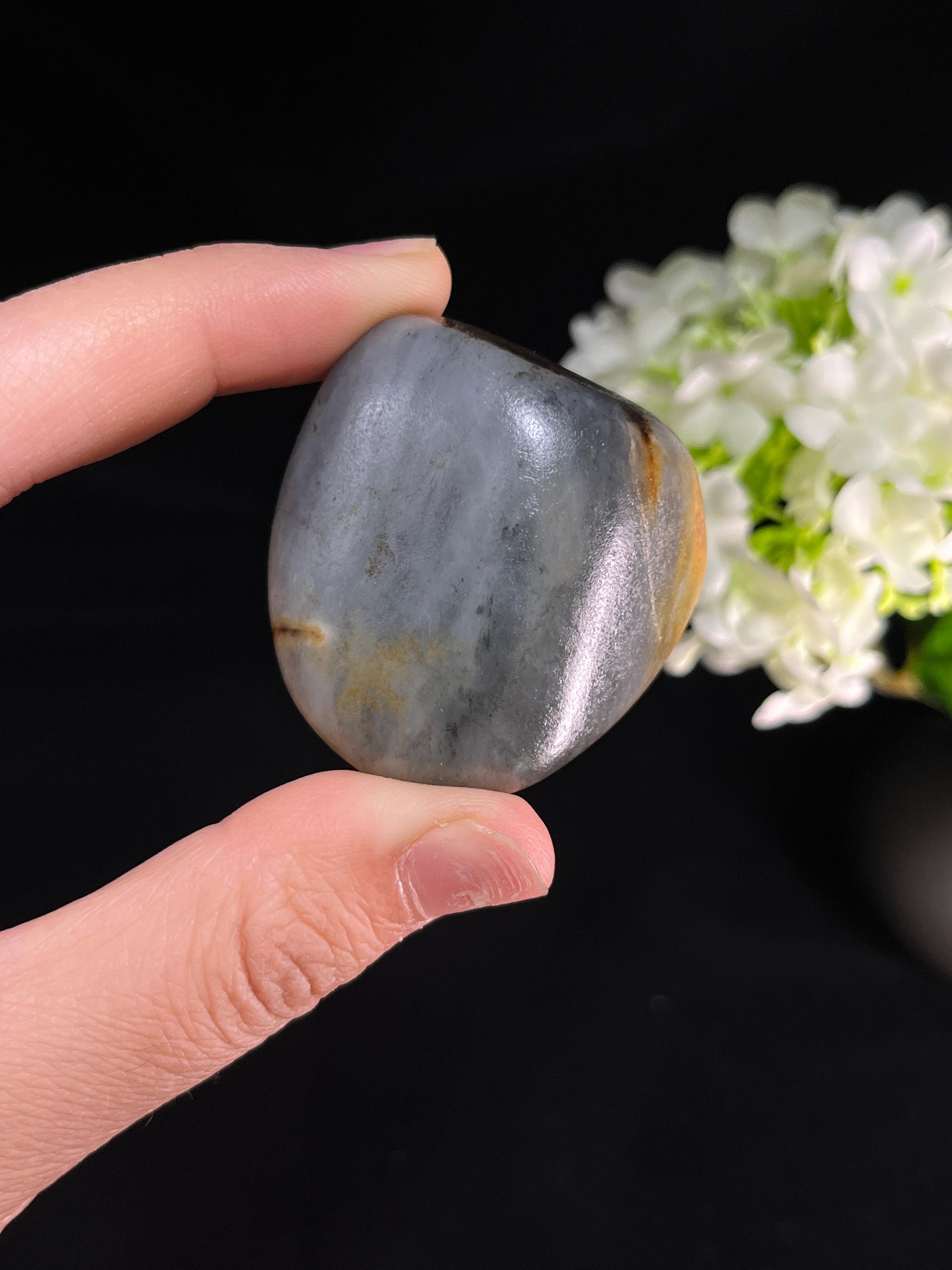 新疆和田玉青花带红皮籽料原石（yc250946）