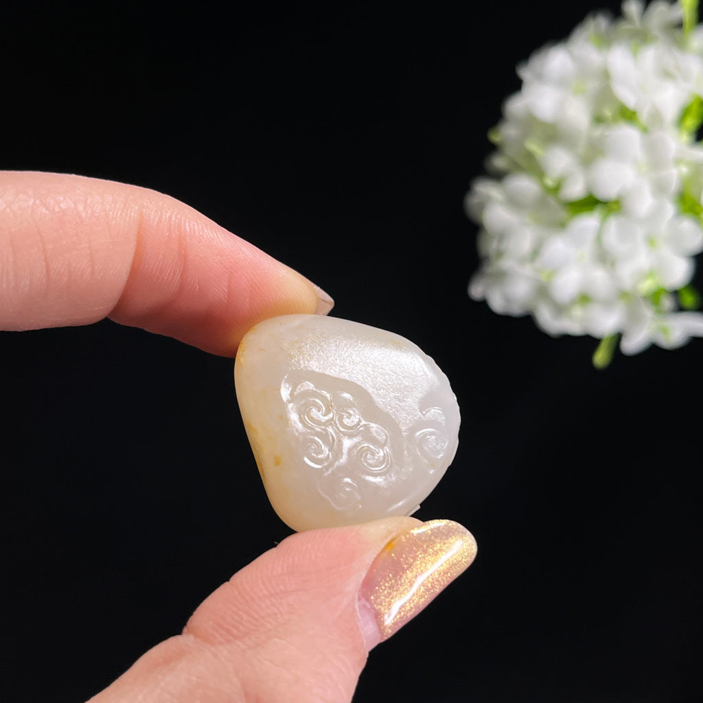 和田玉籽料“金蝶戏花”雕刻挂件（yc303422）