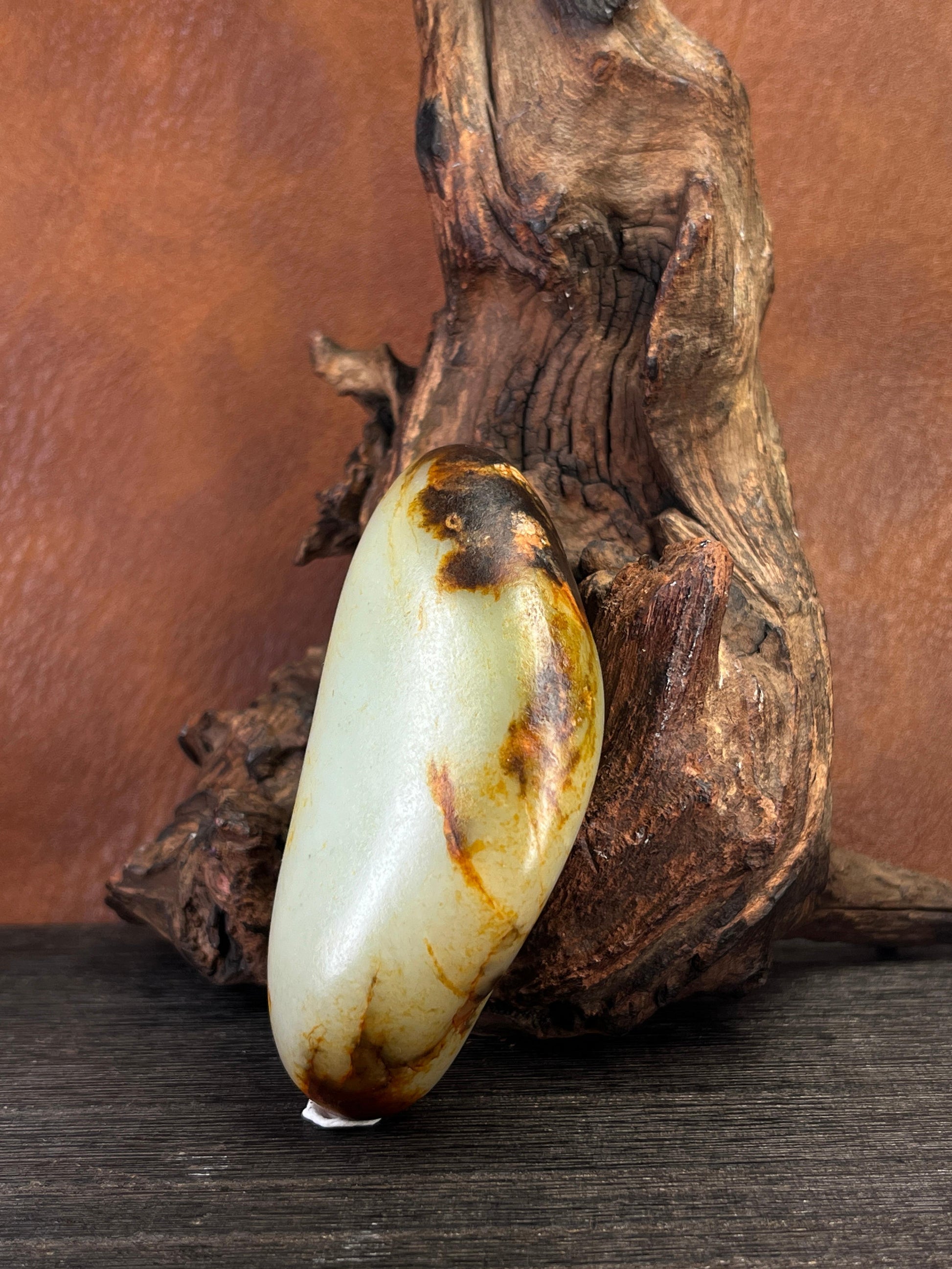 新疆和田玉聚黑红皮籽料原石手把件（yc227467）