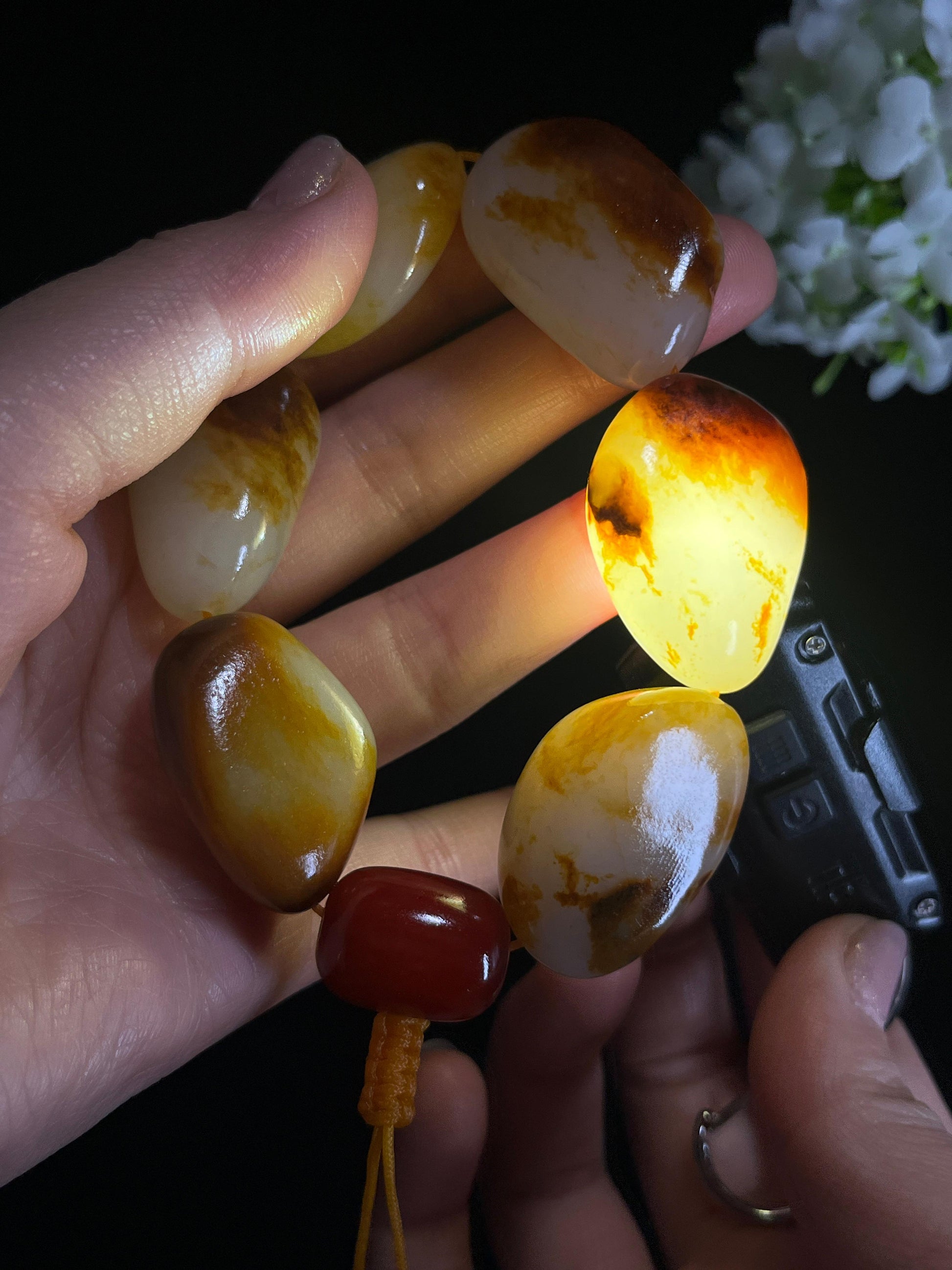 和田玉收藏级洒金聚红皮籽料原石手串（yc272072）