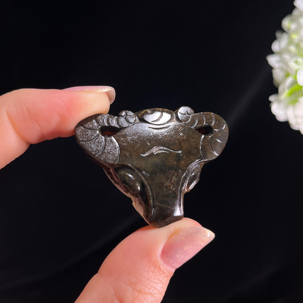 新疆天然和田玉“玉角灵犀”籽料聚黑皮牛头挂件（yc292560）