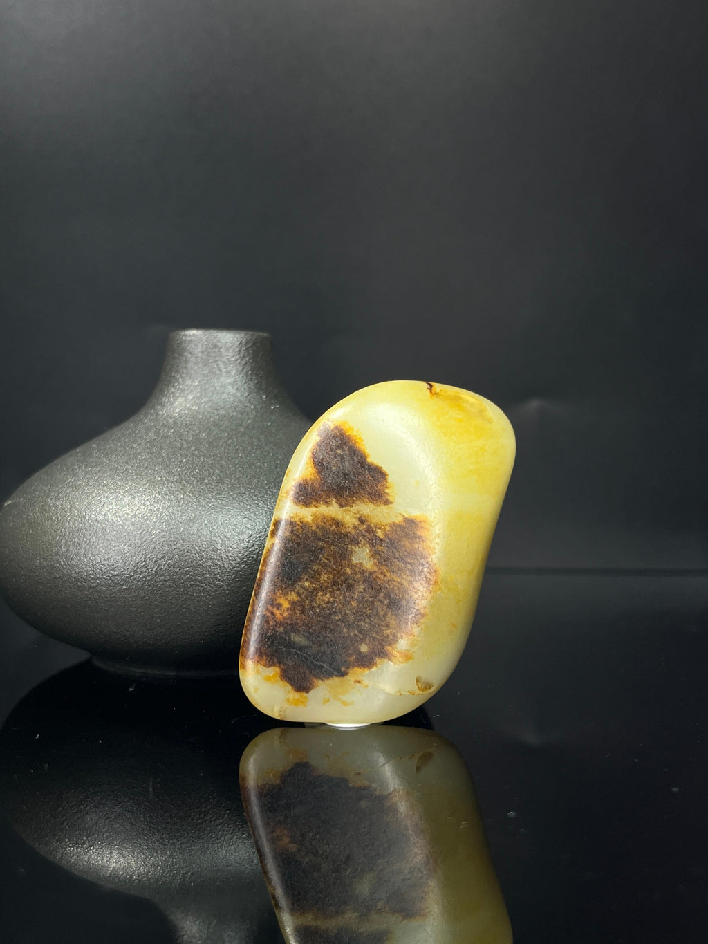 新疆和田玉暖白种聚黑皮籽料原石（yc241954）