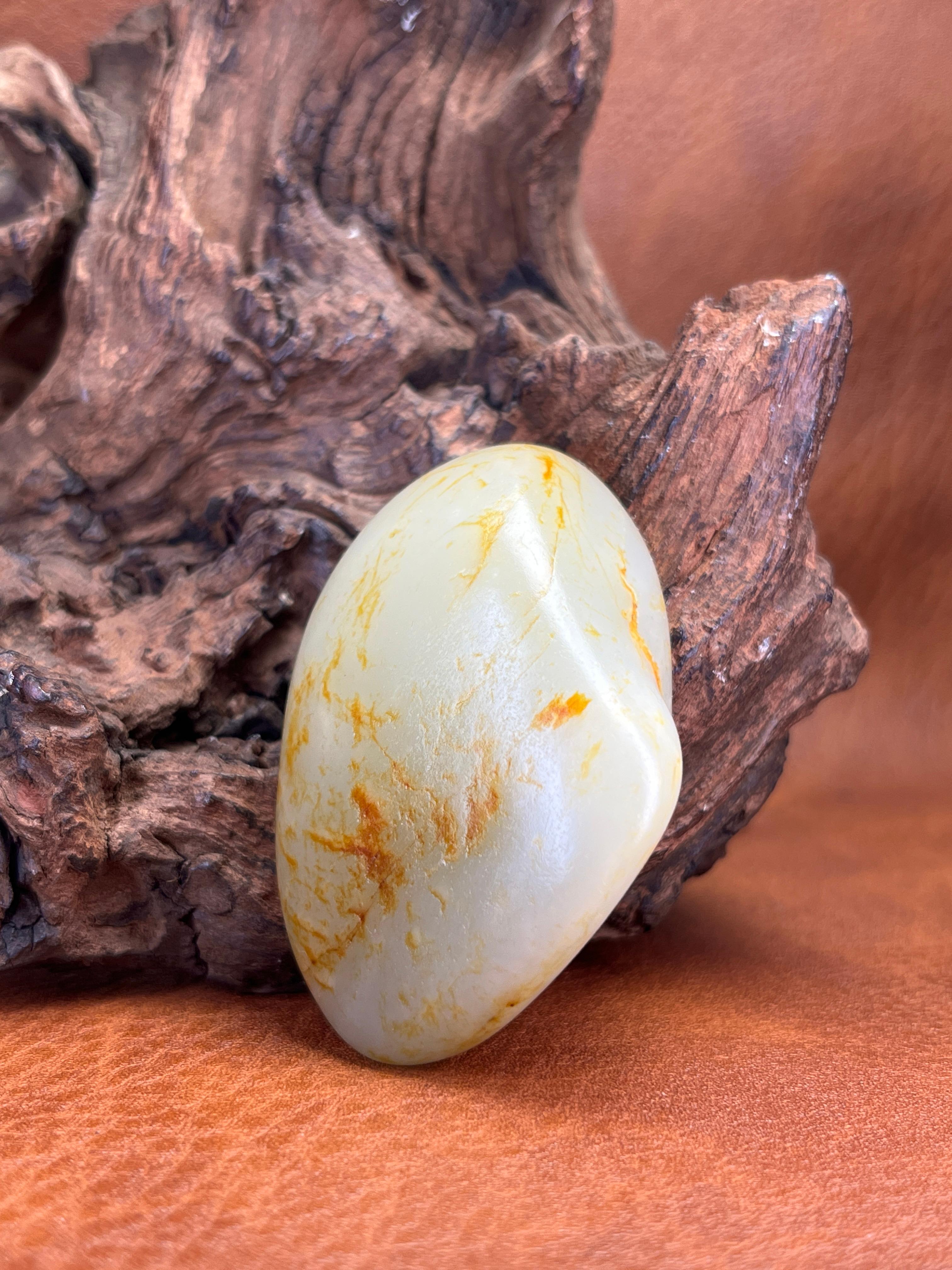 天然新疆和田玉随形洒金皮小手把件（yc223353） – 添福玉器