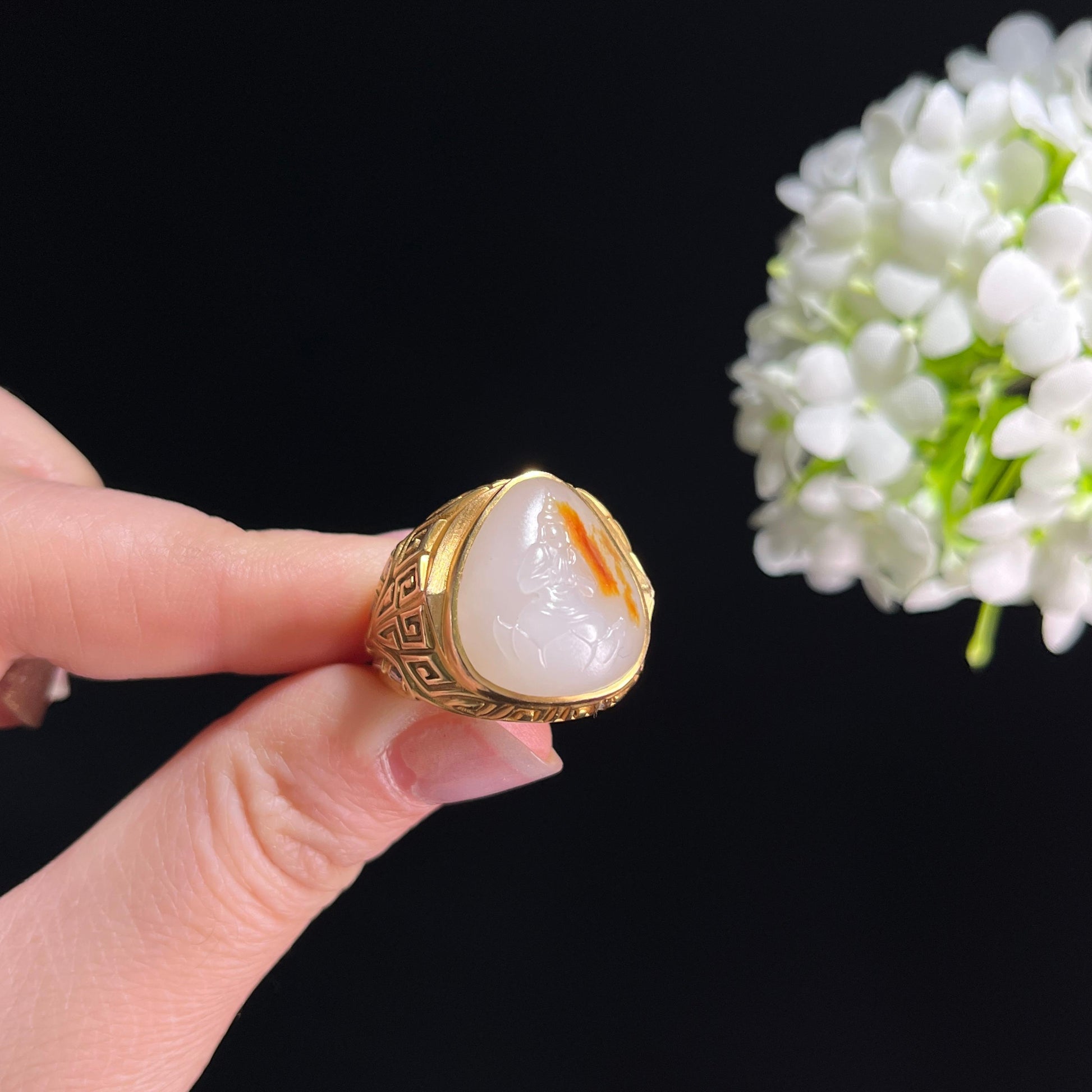 和田玉羊脂白玉聚红皮观音雕刻18K金镶籽料戒指（yc331335）