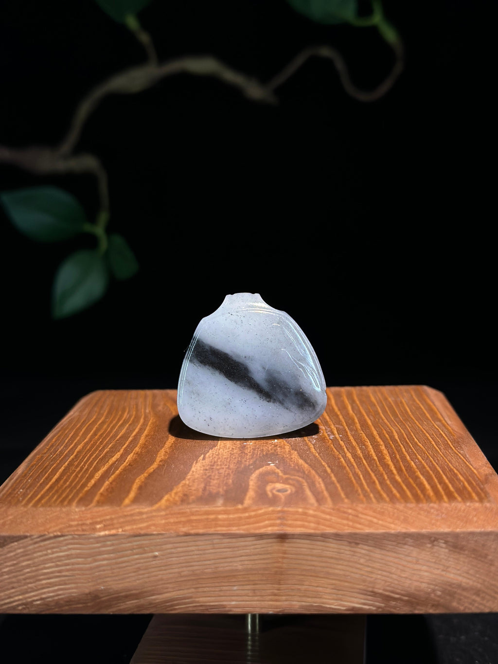 和田玉.远山含黛 —— 天然水墨意境随形坠（yc774762）