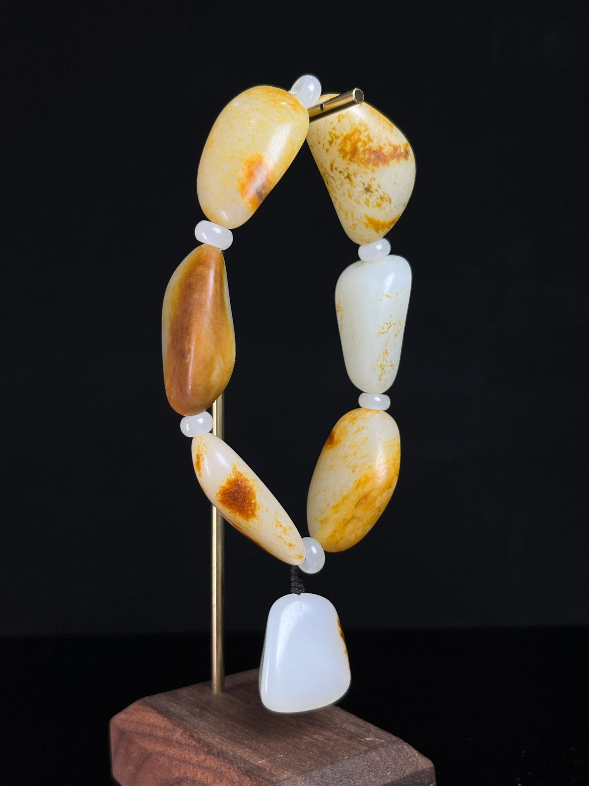 新疆和田玉洒金红皮白肉原籽无修籽料手串（yc233377）