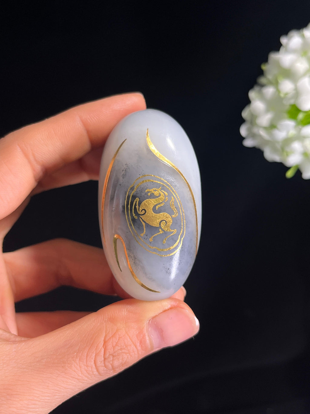 新疆天然和田玉“墨猿衔月”青花猴雕挂件（yc279860）