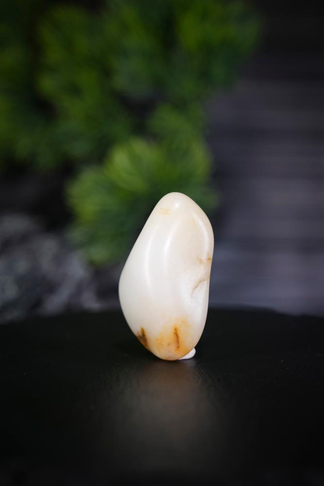 新疆和田玉聚黄皮白玉 “玉润灵犀”籽料原石挂坠（yc230256）