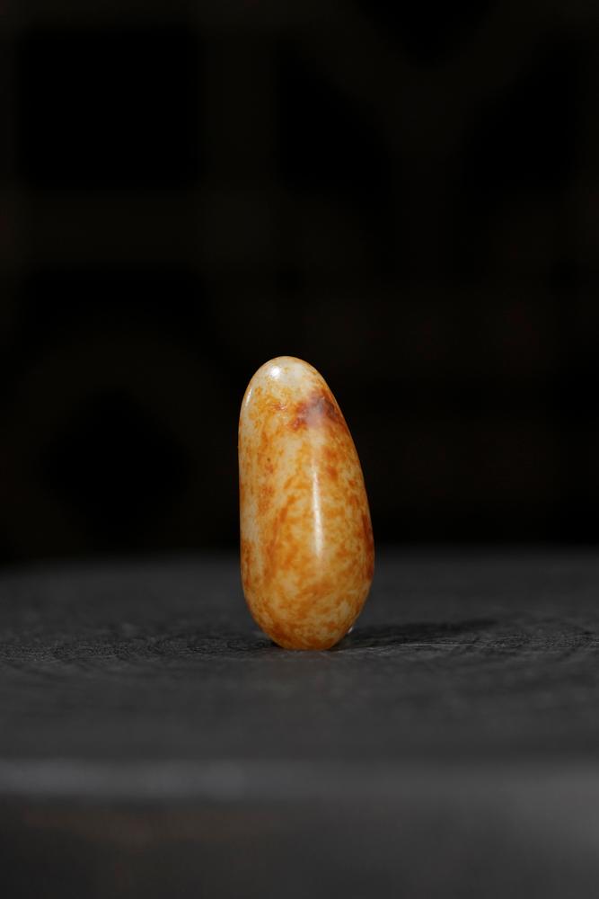 新疆和田玉洒金皮水滴形籽料原石挂件（yc233424）