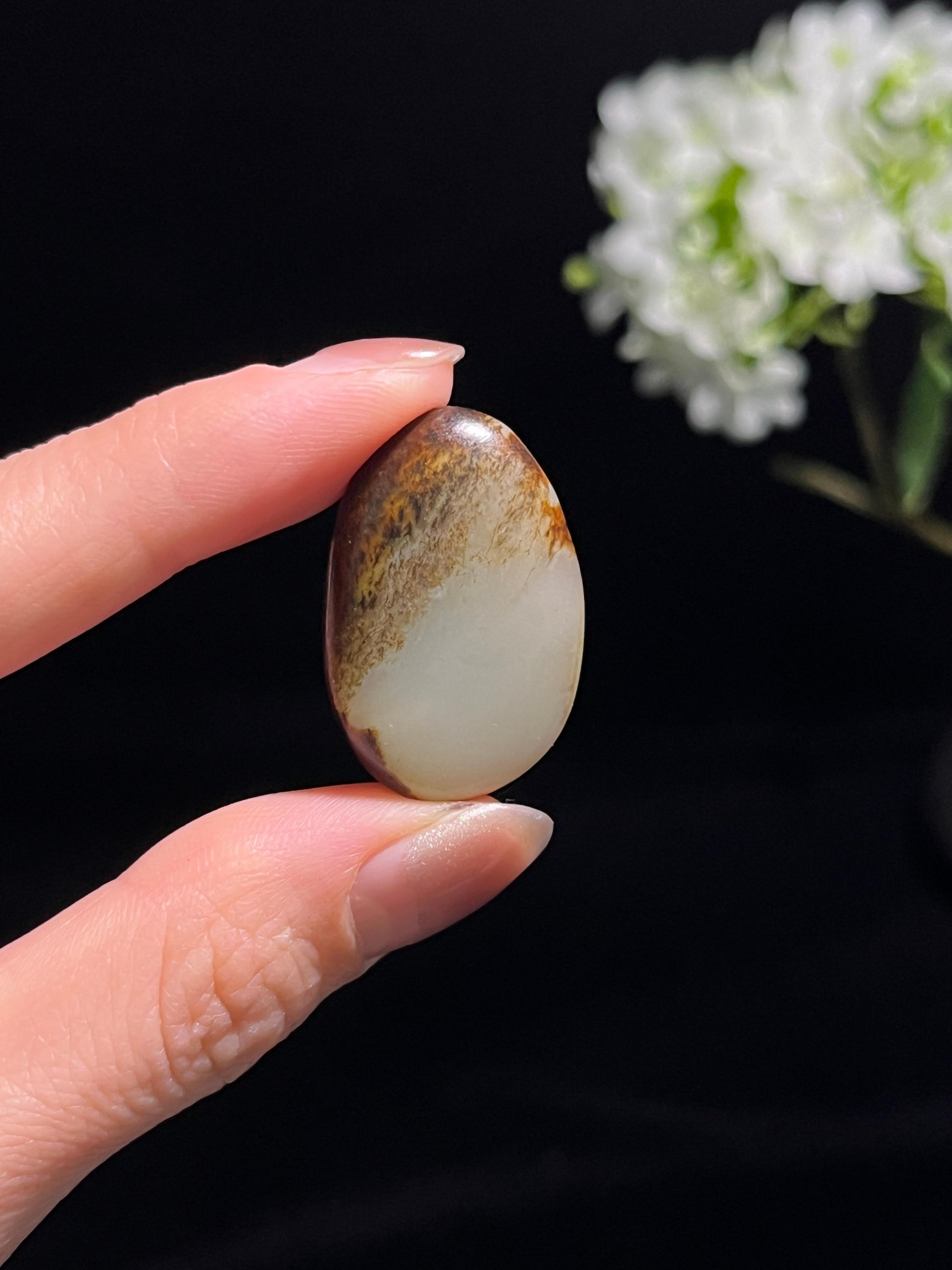 新疆和田玉聚黑皮秋梨皮籽料原石（yc250780）