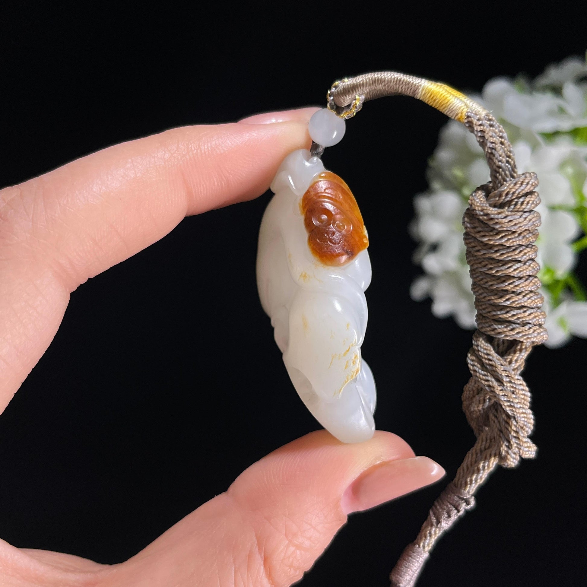 新疆天然和田玉白玉红皮籽料灵猴献瑞雕刻挂件（yc379531）