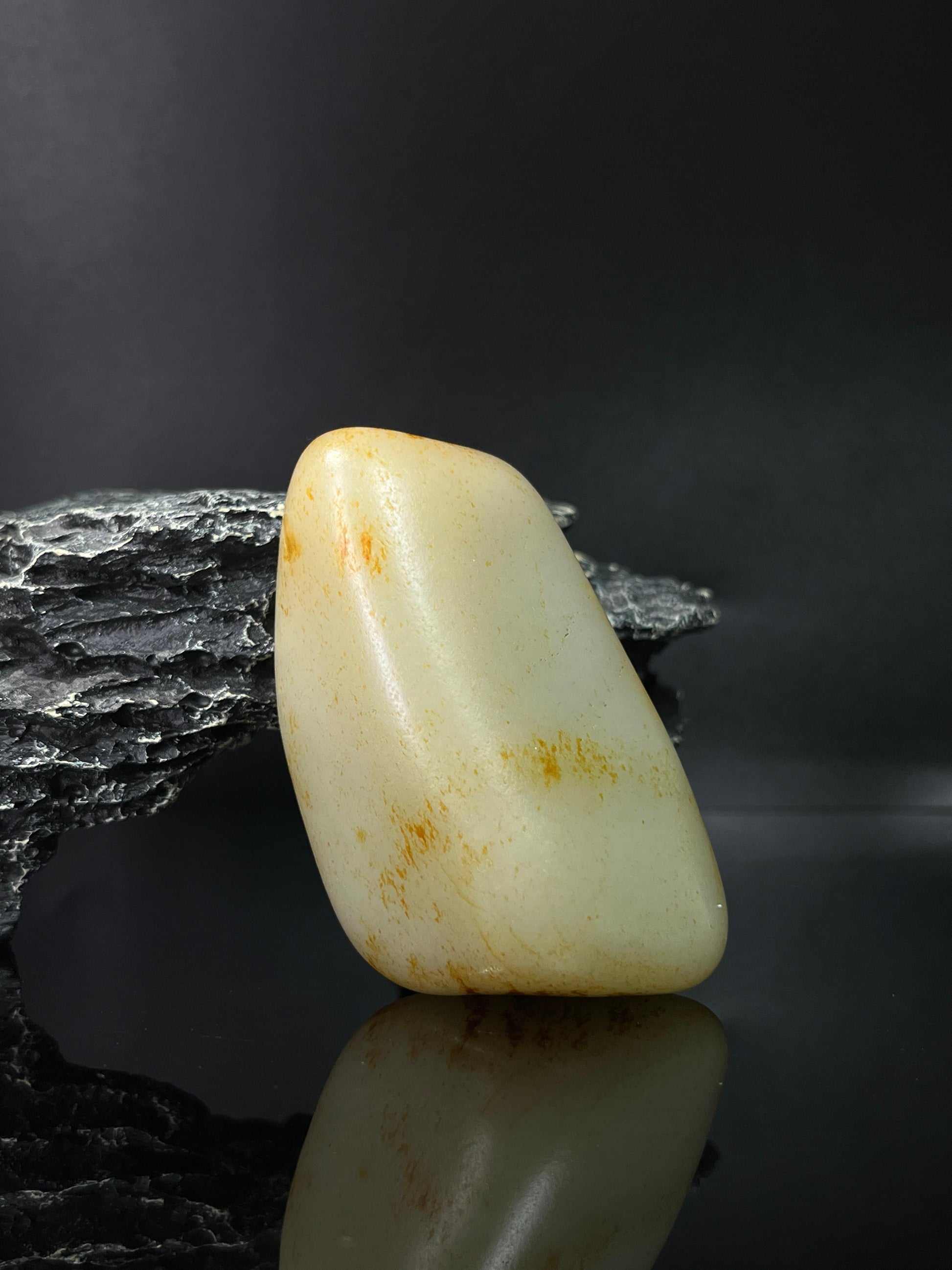 新疆和田玉暖白种洒金皮籽料原石手把件（yc240333）