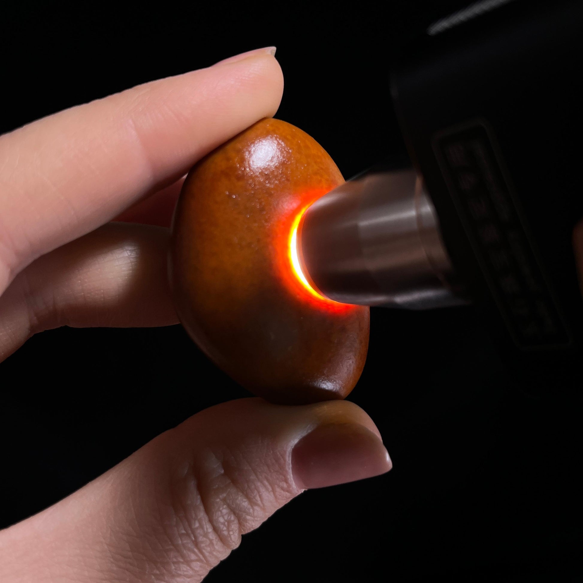 天然和田玉“红福抱玉”红沁籽料原石（yc280991）