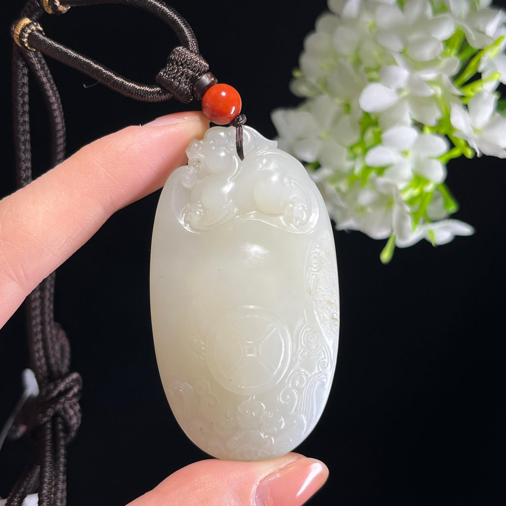 和田玉白玉“云貔守福”籽料貔貅雕刻挂件（yc349595）