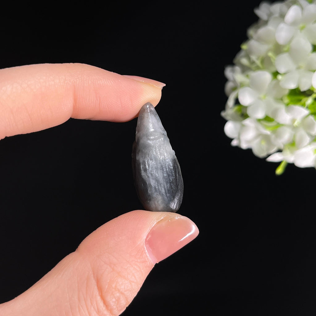 和田玉带墨青花料“鹰瞵鹗视”籽料雕刻挂件（yc284648）