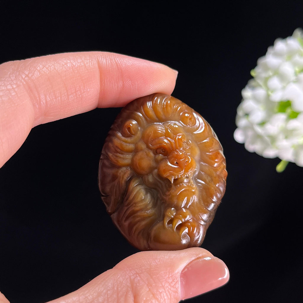 新疆天然和田玉“暖玉狮威”籽料黄沁瑞狮挂件（yc283933）