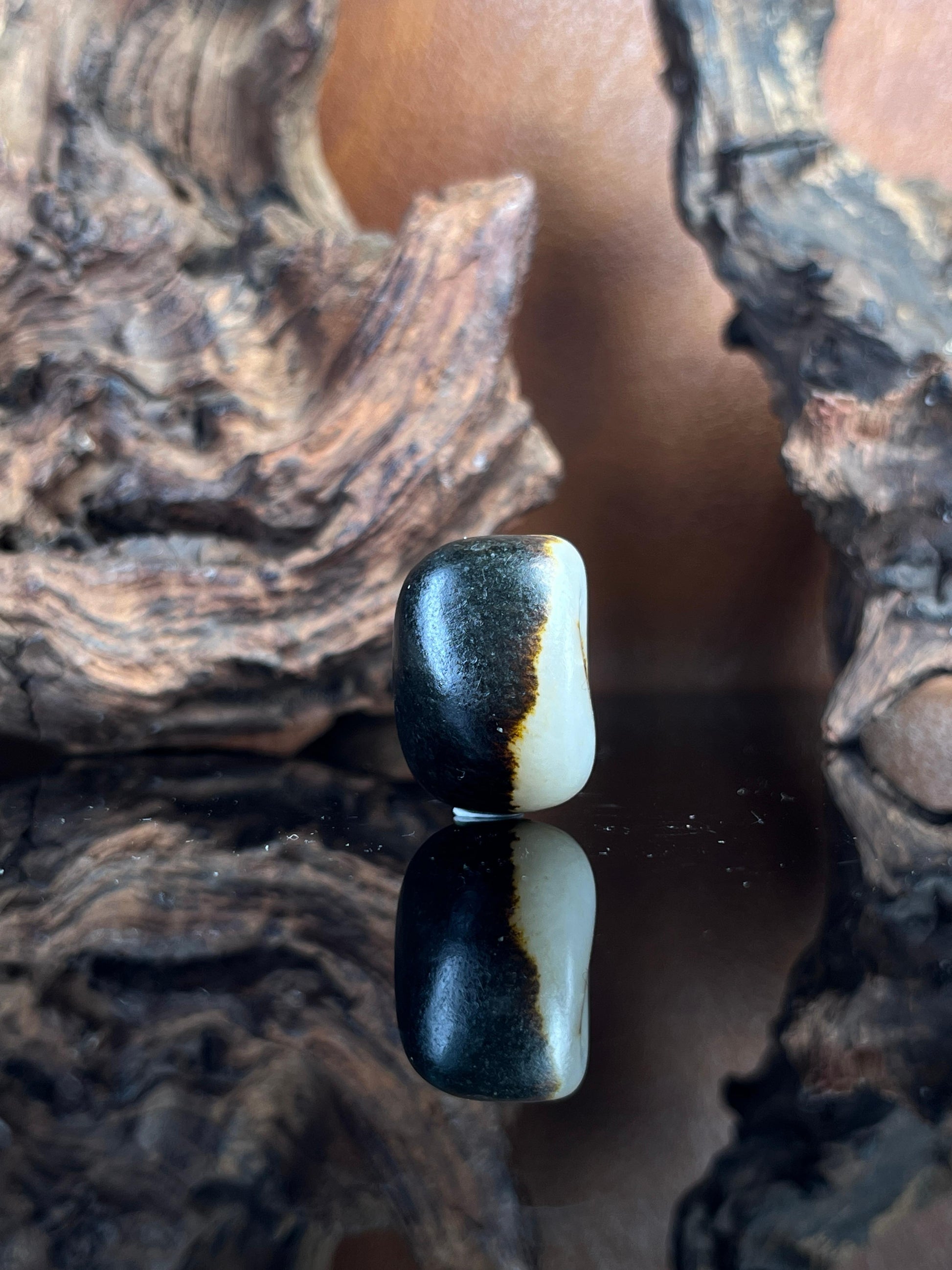 天然和田玉聚黑皮籽料原石吊坠（yc227930）