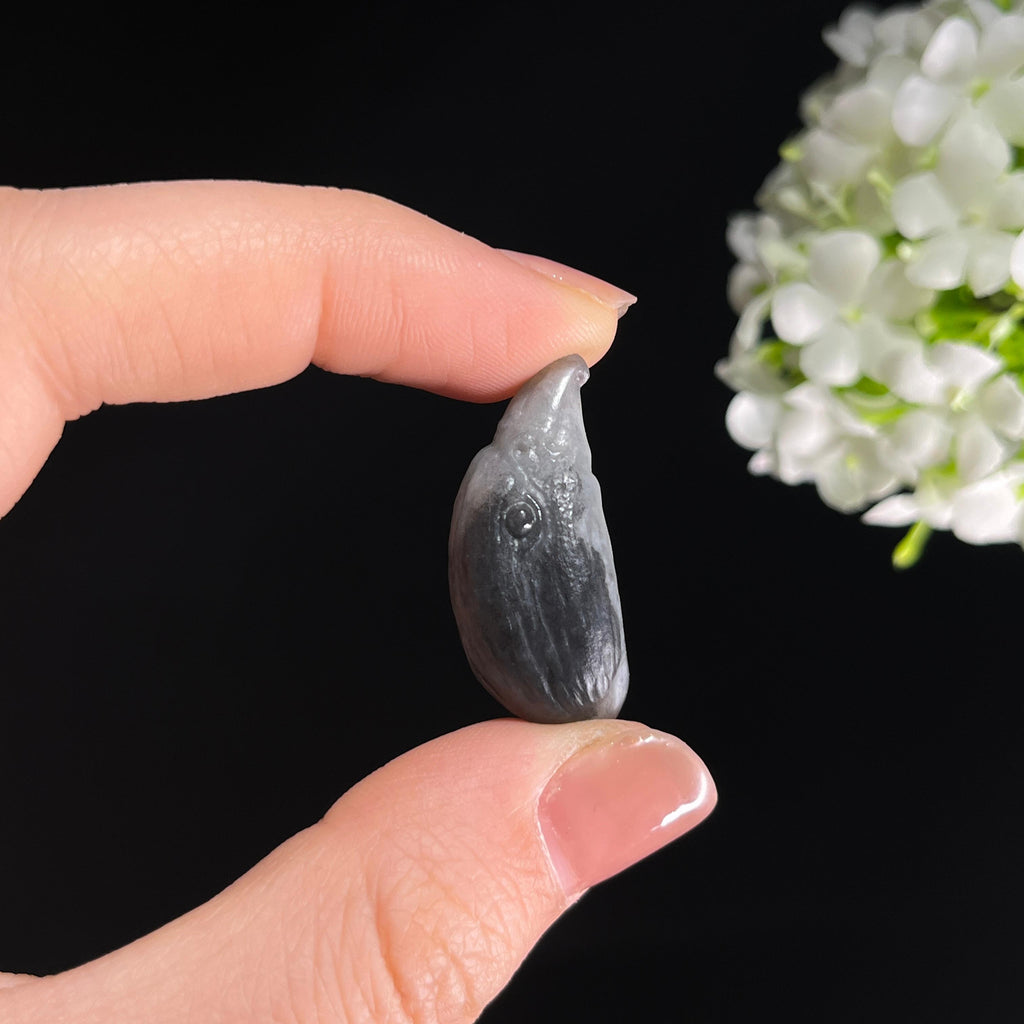 和田玉带墨青花料“鹰瞵鹗视”籽料雕刻挂件（yc284648）