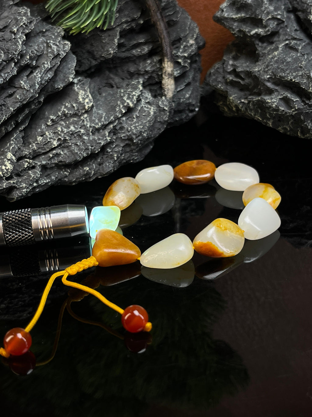 新疆和田玉籽料原石原皮无修黄沁洒金皮手串（yc229152）