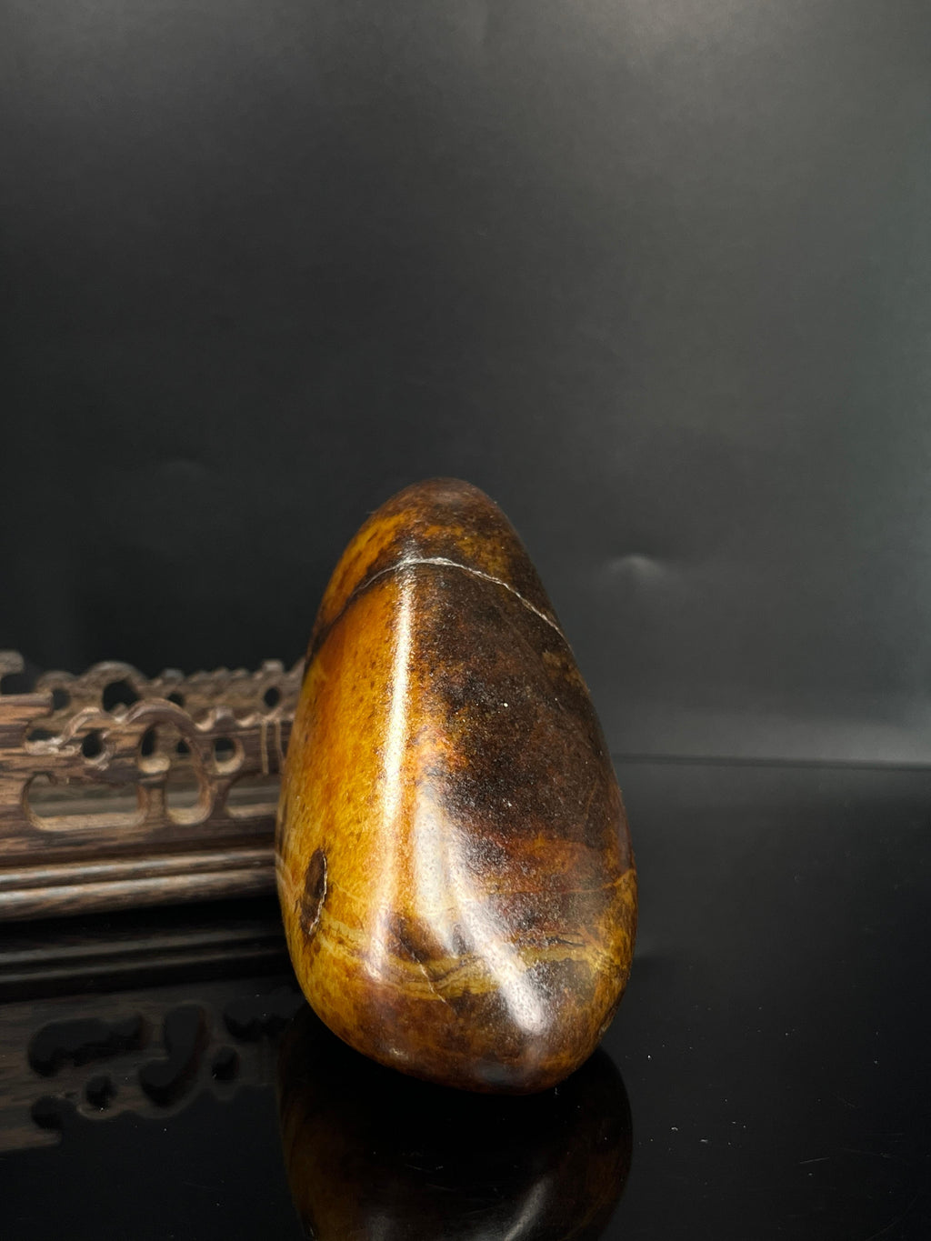 新疆和田玉沁色聚黑皮籽料原石（yc241626）