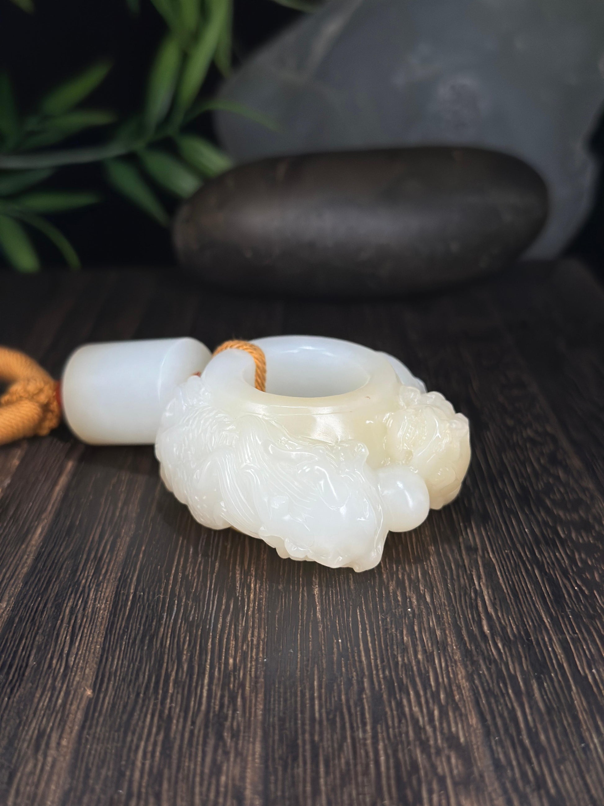 和田玉糖白双龙戏珠扳指（yc703090）